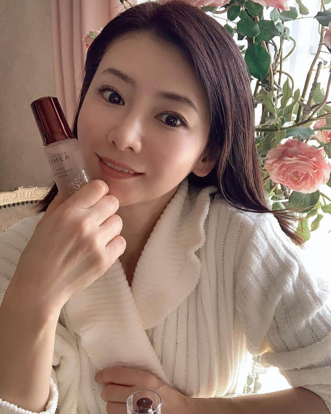 水谷雅子さんのインスタグラム写真 - (水谷雅子Instagram)「最近私は髪を伸ばそうと思っています。✨ でも毎日使用するスタイリング剤や、ただ普通に過ごしているだけで、特にこの時期は花粉もつくし、空気中のホコリ、皮脂など、髪や頭皮にいろいろな汚れがついています。💧 地肌は髪で覆われていますので、あまり気にされない方が多いかと思いますが、お肌のお手入れと同じで頭皮、髪のケアは大事。 頭皮もお肌と同じでターンオーバーがありますから、しっかりと促してあげることです。 頭皮をきちんとケアしてあげることで髪質が改善します。 髪のうねりも年齢のせいと諦めないで、地肌をしっかりとケアですよ！ 私は最近KIMEAシリーズの地肌のクレンジングと地肌のスキンケア美容液を愛用中です。 夜、湯船に浸かりながら地肌のクレンジングを頭皮につけてマッサージしています。 スッと爽快感があり、ホワイトフローラルの香りで気持よく癒されますよ。 シャンプーの後タオルドライしたら、今度は地肌のスキンケア美容液を頭皮全体に馴染ませてマッサージ。 頭皮がスッキリするので、スキンケア美容液が肌の角質層まで浸透しているのを実感できます。 翌朝の頭皮はなめらかな肌触りですよ！ いつも私が言っていることですが、キレイになるためには即効性を求めてはダメです。 続けることが大事！ 続けることで健やかな頭皮になり、健康な髪が生えてきます。 私も頑張って続けます！ 10年後の髪も、艶のある健康的な髪でいたいですからね！😉✨✨✨  #KIMEA #キメア #地肌と髪のスキンケア  #頭皮ケア #地肌ケア #PartnershipwithKIMEA #健康な髪#つや髪#髪質改善#頭皮マッサージ #日々の頭皮ケア#美は一日にしてならず  #水谷雅子#水谷雅子beautybook50の私」3月8日 18時00分 - mizutanimasako