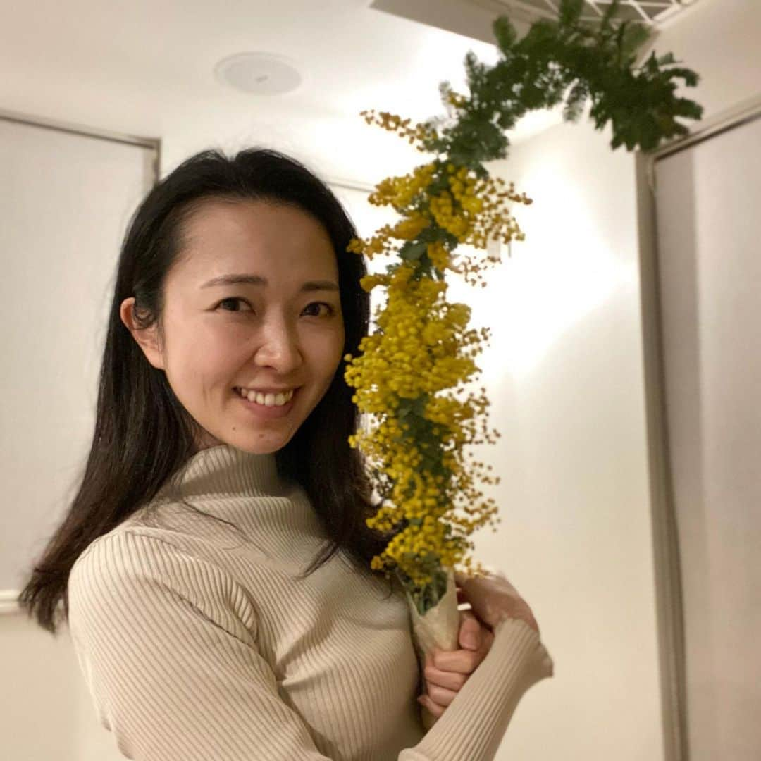 徳重杏奈のインスタグラム：「🏵﻿ 18時で閉まる花屋さんに﻿ #ミモザ があったので救出。﻿ ﻿ わが家でドライフラワーになってね👏﻿ ﻿ きょうも﻿ 岐阜のミツロウから作った﻿ #エコラップ に包んでもらいました。﻿ ﻿ 花屋の方はご存知なかったみたいで﻿ 興味津々でした😽 ﻿ ﻿ ﻿ #ミモザの日 #ミモザ #mimosa #国際女性デー #internationalwomansday #acowrap #ミツロウラップ #花のある暮らし #アナウンサー #徳重杏奈」