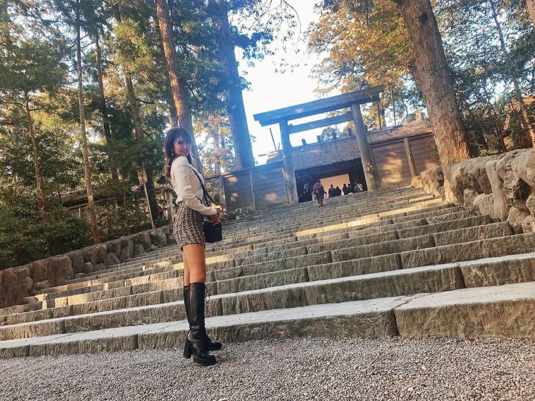 鈴木まりなのインスタグラム：「Ise Shrine is the most prominent of shrines in Japan and an extraordinarily sacred place⛩🔴🎌     #お伊勢さん #伊勢神宮」