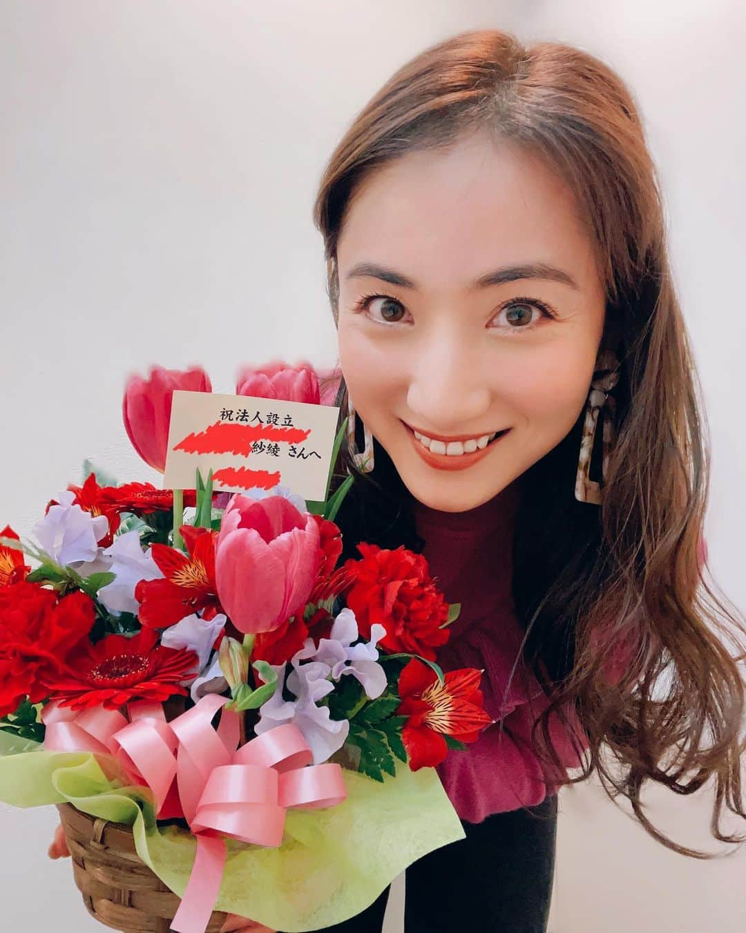 紗綾さんのインスタグラム写真 - (紗綾Instagram)「【ご報告】 本日令和3年3月8日 💛紗綾の日💛 私ごとではございますが、 かねてより準備してまいりました新会社が、本日発足の運びとなりましたのでお知らせさせていただきます。 新会社では紗綾の個人事務所、ならびに最新のエンタメ実験を行う場所 またコンテンツ作りなどを主に行い、世界に目を向けた事業を目指していきたいと考えています。 これも偏にいつも応援して下さるファンの皆様、気にかけてお声かけ下さる皆さまのご支援のおかげです。 本当にありがとうございます。 今後より一層皆様のご期待にお応えできるよう誠心誠意努力する次第ですので、何卒ご指導ご鞭撻を賜りますようお願い申し上げます。 紗綾 --------------------------------------- 今日起業すると知っていたお友達がお祝いのお花を贈ってくださいました💐✨ とっても嬉しい💓頑張ります😆‼︎」3月8日 18時24分 - saaya_official_