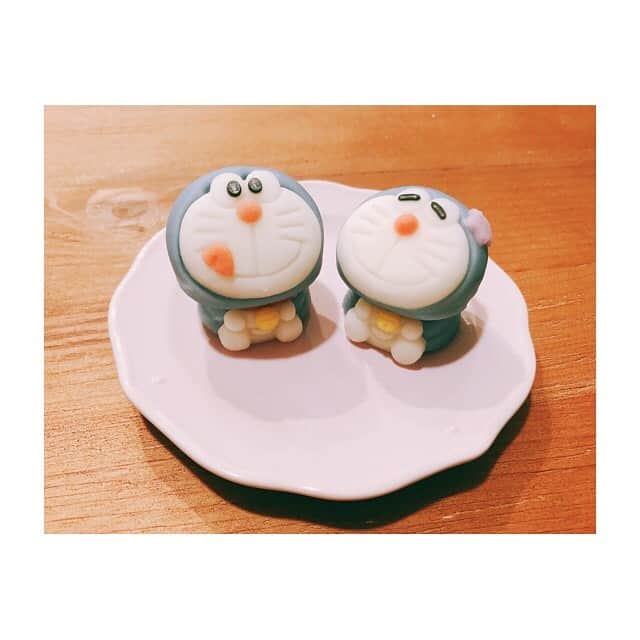 土岐麻梨子のインスタグラム：「かわいすぎるドラちゃん♡ 　 こういうのに弱いから、ついつい探しちゃう。。 ⑅ 「かわいいー！」って言いながら、 写真撮った後で、 それぞれの頭だけ食べてたら、 主人に「サイコパスだね」って言われました。。笑 　 だって、カスタード味とさくら味で、それぞれ味が違うんだもん。。 　 このシリーズ、かわいいだけじゃなくて、おいしいから、本当好き♡ ⑅ ローソン限定「食べマス　ドラえもん2021」 ごちそうさまでした！ ⑅ #ドラえもん #ドラえもんコラボ  #食べマス #食べマスドラえもん  #カスタード味 #さくら味  #ローソンスイーツ #コンビニスイーツ」