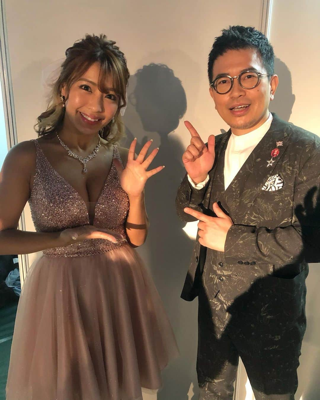 橋本梨菜さんのインスタグラム写真 - (橋本梨菜Instagram)「昨日の関西コレクション 無事に終わりました〜♡  すっごく可愛い #Tika のドレスを着せていただきました🌟  ステージからの景色は凄い沢山の人で、足震えるって思ってたけど、楽しくてあっという間でした🥺♡  いつもライブを観る側で京セラドームに行ってたのでステージに立てるなんてとっても幸せでした♡  1日YouTubeで追っかけてもらってたからそれの公開も楽しみにしててね♡  宮迫さんにもとっても久しぶりに会えました〜♡♡😌  またYouTubeでもコラボしたいなぁ😚😚💛  昨日めっちゃ緊張しながらステージ出た瞬間でっかい声で 「梨菜ちゃーーん！！！」って叫んでる黄色いサイリム持ってる2人組がまさかの、りさじゅりで最高すぎた♡  ぁあー、、大好き♡🥺🥺  想像よりも全然みんなの顔みえるんだなーって😙びっくり！  自分が関西コレクションでランウェイを歩くなんて夢にも思っていませんでしたが、本当に素敵な体験をさせていただきました♡  ありがとうございました🙇‍♂️  またご縁がありますようように、、、  #関西コレクション #Tika」3月8日 18時37分 - hashimoto_rina_