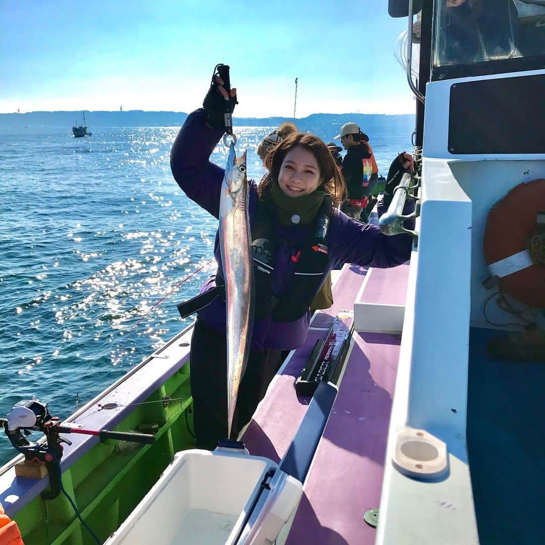 トリンドル瑠奈のインスタグラム：「太刀魚🐟🐉🎣  釣りはやっぱり楽しいですね！お天気も良くて最高でした！好きです！  捌いて色々な料理にして、家族みんなで食べました♡ 美味しかったなあ、、！  また行きたい〜！🎣  #太刀魚 #111cm」