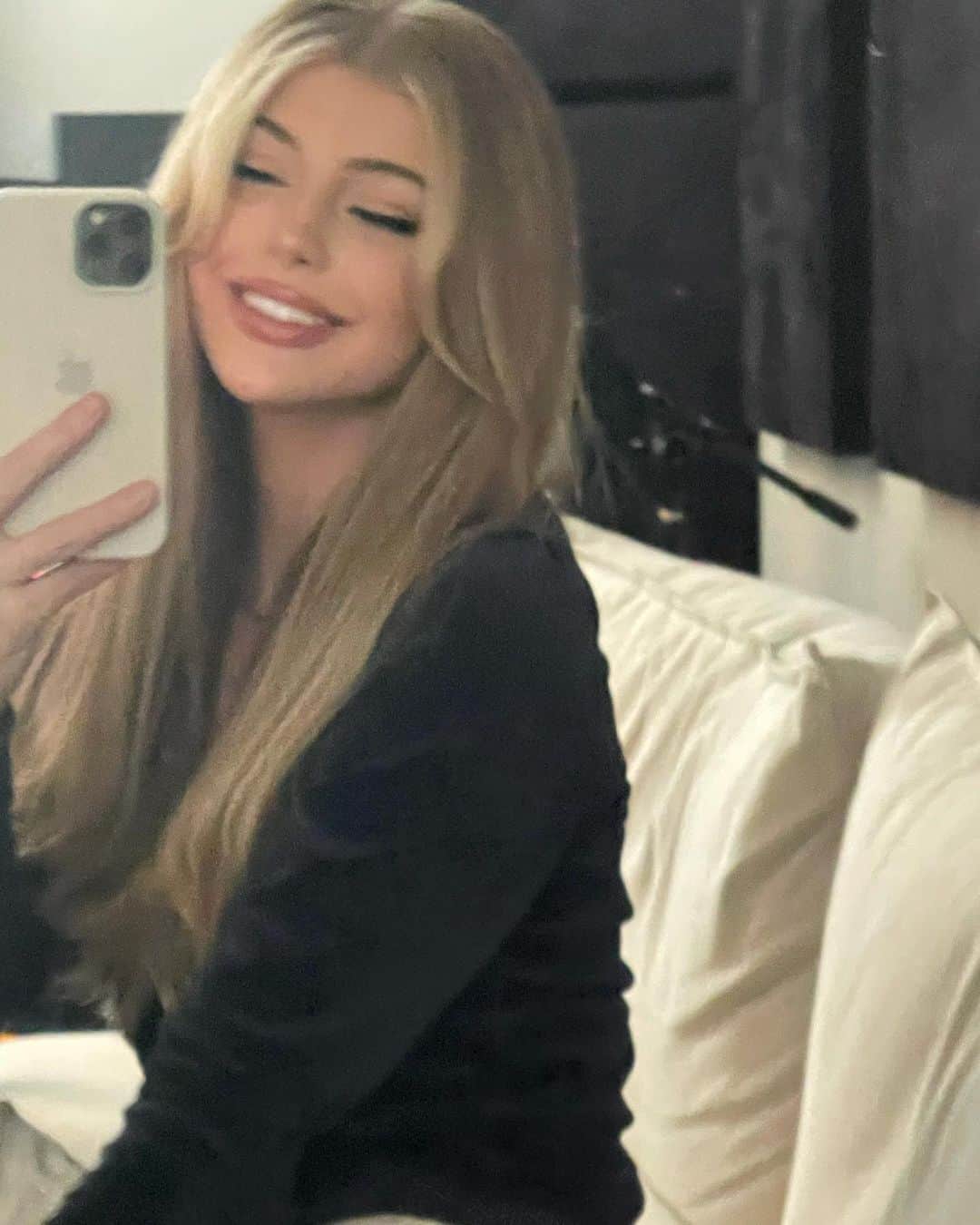 ローレン・グレイのインスタグラム：「ok i’m super soft right now so i’m gonna write a corny message cuz that’s what i do. just wanted to say i’m so so grateful for u and i know i say it all the time but y’all saved my life so many times and i owe everything to u. thank you for always being there for me when i need you most and thank u for being more than fans. you’re genuinely my best friends and i wouldn’t trade my relationship with y’all for the world. watching you grow along side me has been the biggest honor. i love talking to you and hearing about your life and seeing you grow into beautiful human beings with beautiful hearts. i feel like a proud big sister. so excited for the future. also new song ? like in 3 days? I could cry. anyway i’ll leave u alone now. forever & always✨」