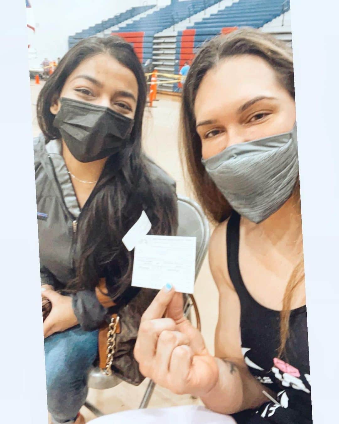 ギャビ・ガルシアのインスタグラム：「i don’t know if i agree with vaccine 💉!! But i want this for my next projects! Today i received my first covid shot  Thanks @fafsters33 for helping me and stay in my side! Love my students (friends). i’m lucky for never tested positive for covid and now this shit is over for me! Be healthy, think positive! Let’s go training now! . . Eu ainda não sei se sou a favor da vacina! Mas eu recebi a primeira dose da vacina contra o covid hoje! Tomei a vacina porque preciso dela para meus projetos futuros! Queria agradecer minha aluna e amiga @fafsters33 por fazer tudo por mim e estar aqui comigo. Eu tive a sorte de nunca ter pego o covid e agora vacinada! essa merda acabou pra mim! se mantenha saudável e pensando positivo! tchau covid!」