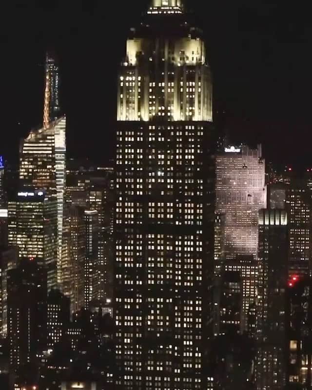 Empire State Buildingのインスタグラム：「Main character energy ✨  ⠀⠀⠀⠀⠀⠀⠀⠀⠀  📷: @thedronalist #EmpireStateBuilding」