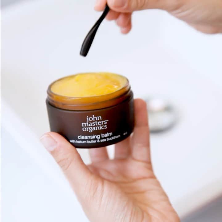John Masters Organicsのインスタグラム：「Melt away make-up and impurities without stripping the skin of essential moisture. 💚🌿  Hero ingredients: Kokum Seed Butter - Cleanses the skin without stripping natural oils  Sea Buckthorn Oil - Maintains skins natural hydration level  How to use: Apply onto dry skin and massage to remove makeup and “pull” dirt out of pores. Wet hands and massage to create a milky texture.  Use a damp towel to remove.」