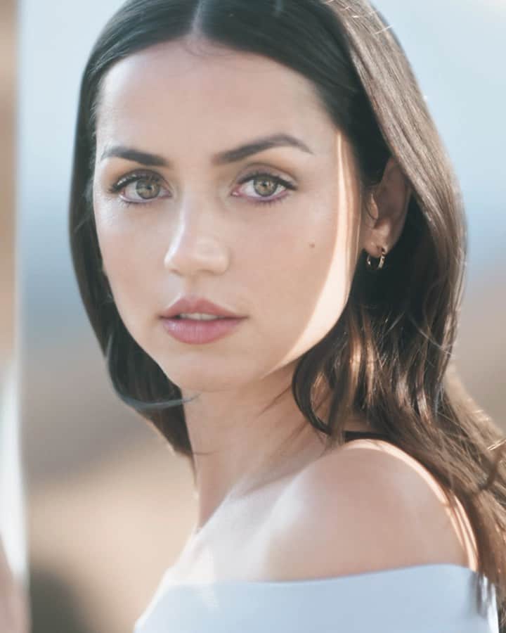 アナ・デ・アルマスのインスタグラム：「What’s it like to experience the softest moisture La Mer’s ever dreamt up? I am so excited to partner with @LaMer again in a dreamy campaign that shows the healing beauty hidden inside each touch of The Moisturizing Soft Cream. Check out my Stories for the full video. #LaMerPartner #TheMoisturizingSoftCream」