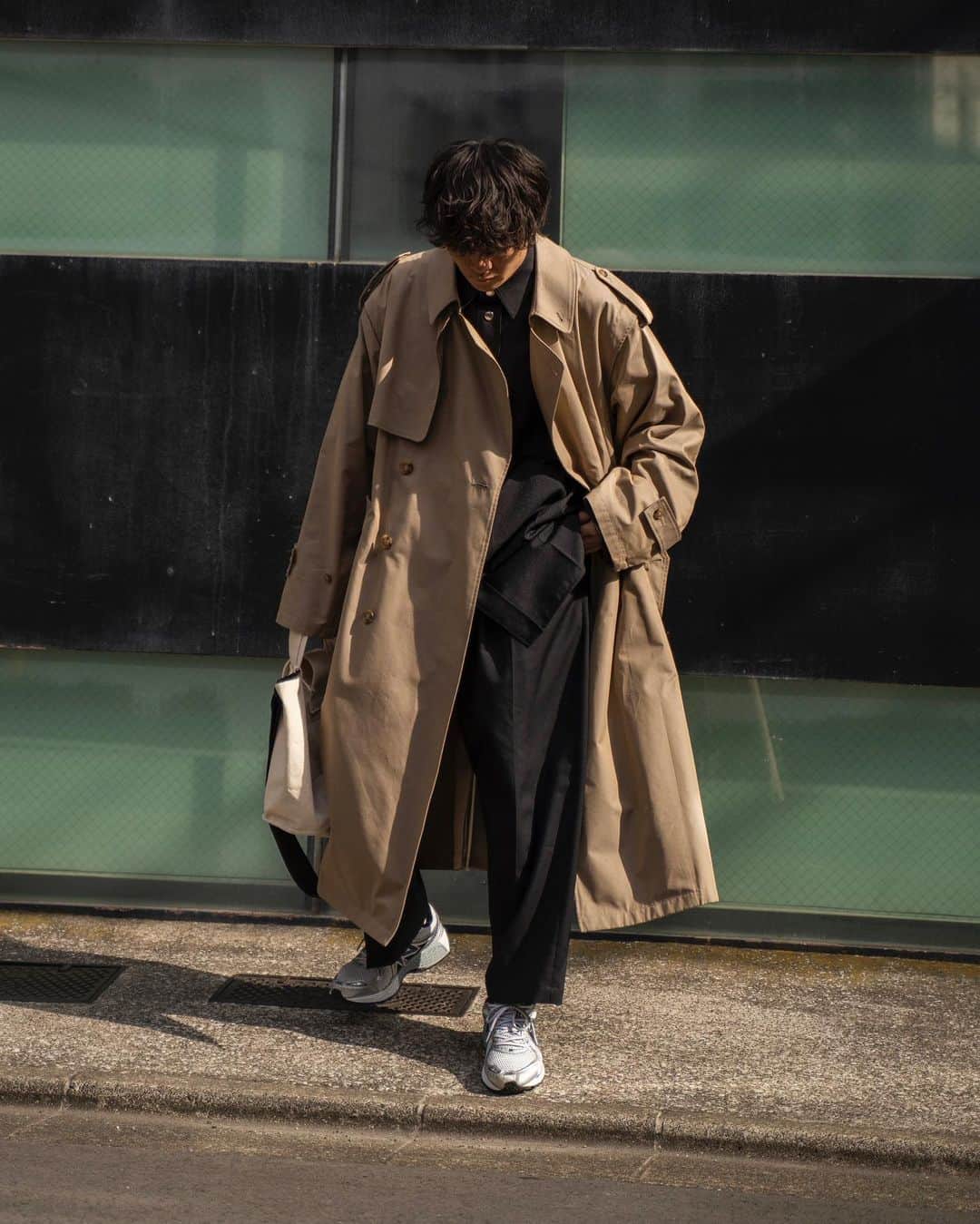 Ryoさんのインスタグラム写真 - (RyoInstagram)「ㅤㅤㅤㅤㅤㅤㅤㅤㅤㅤㅤㅤㅤ 春と言えばトレンチコートが着たくなる〜🧥🌸 中は黒で合わせて、足元は外しでダサめスニーカー👟 ㅤㅤㅤㅤㅤㅤㅤㅤㅤㅤㅤㅤㅤ  I feel like wearing a trench coat in the spring.🧥🌸 Wearing all black inside of the coat and sneakers on purpose👟   ㅤㅤㅤㅤㅤㅤㅤㅤㅤㅤㅤㅤㅤ coat:#ssstein shirt:#oamc pants:#ssstein shoes:#newbalance bag:#camielfortgens」3月8日 20時45分 - ryo__takashima