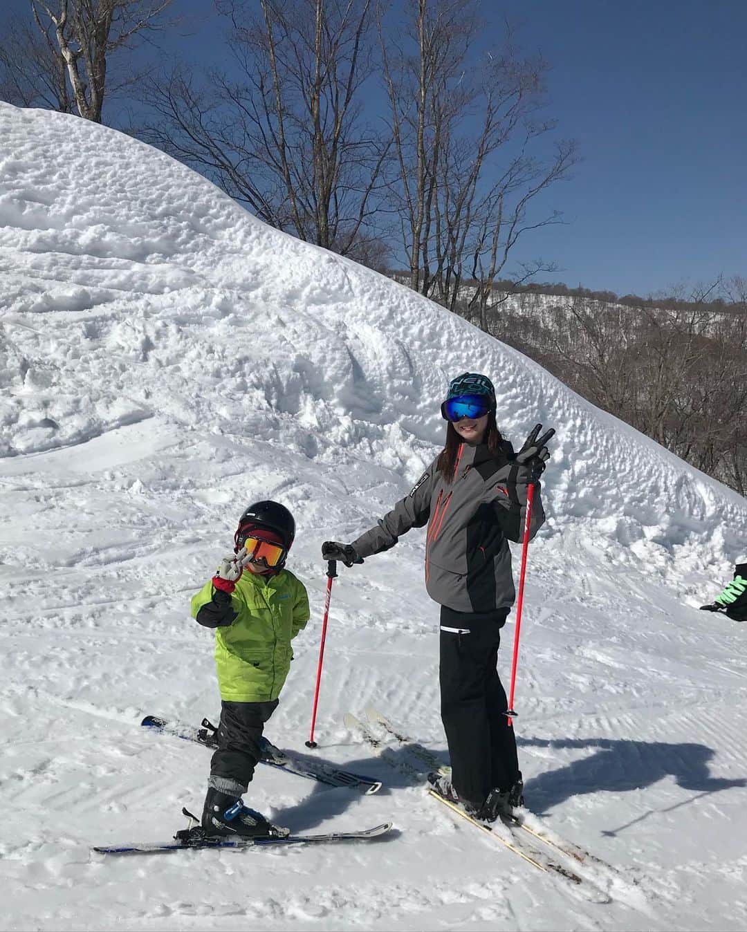 小野寺皐さんのインスタグラム写真 - (小野寺皐Instagram)「. . 少し前の事になりますが… 日帰りスキーに行ってきました⛷ . この日はお天気も良く、暖かくて最高でした☀️ . 息子は、一昨年、少しだけ板を履かせたけれど、そのときは平らなところがやっとで全然滑れなかったのに、一日でこんなに滑れる様になりました😆🙌 子供の吸収能力って凄い👏 . リフトも余裕だし、予想以上の滑走距離でビックリ❗️疲れ知らず💦 追い撮りするのもそのうち無理になりそう😅 . 来シーズンは沢山スキー行けると良いね♬ . . . . #ski#snow#wintersports#小1男子」3月8日 20時45分 - satsukionodera