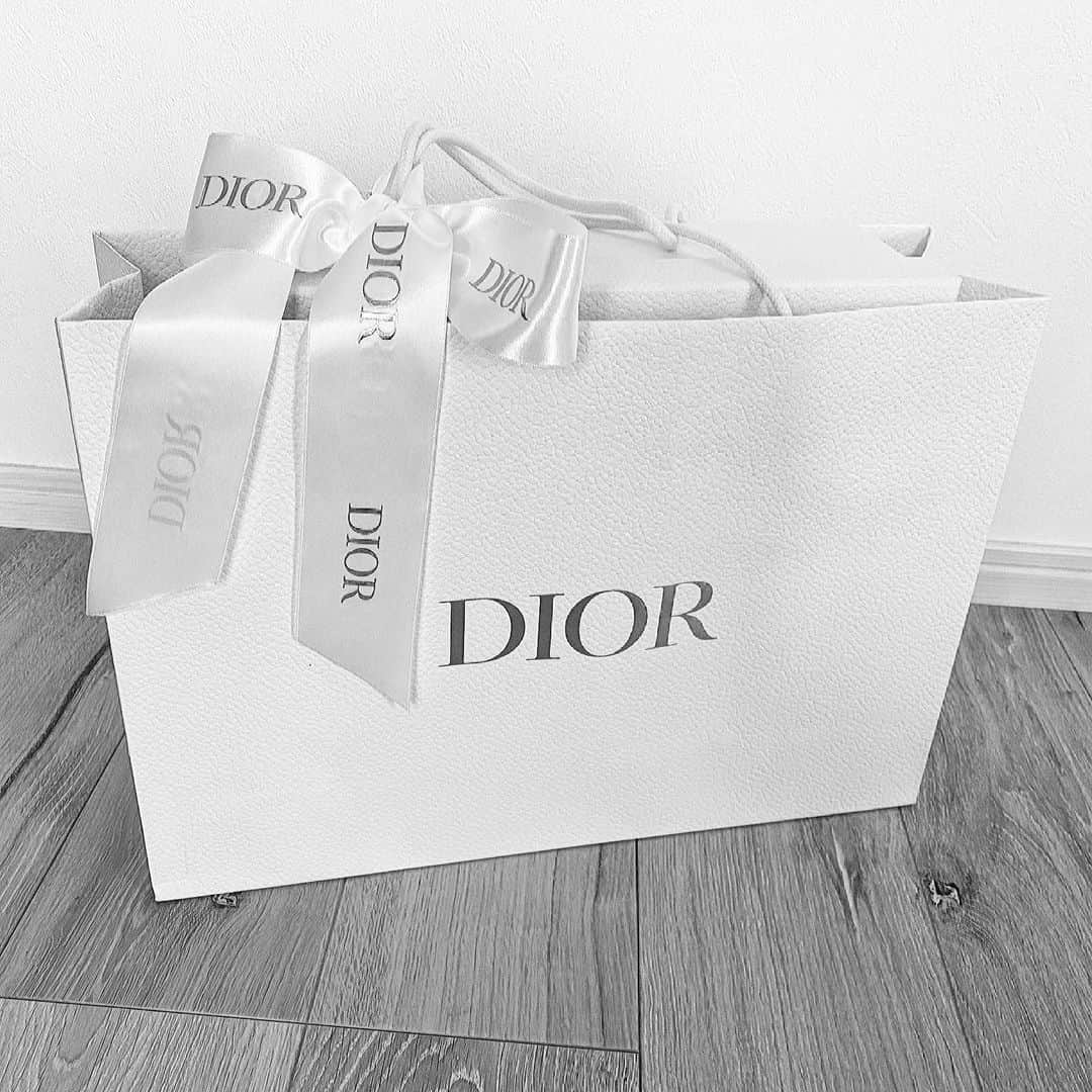 斉藤麻衣のインスタグラム：「🖤🖤🖤 #dior #christiandior #ladydior」