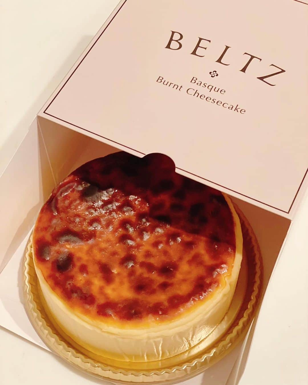 美香さんのインスタグラム写真 - (美香Instagram)「💗美味しい思い出💗 #beltz #バスクチーズケーキ  #plainbakery  塩加減がたまらないバニラクッキー #きのね堂 素朴でたまらなく美味しい。大ファンです。  20代の時よりは5キロから7キロぐらい体重は増えています。 痩せ過ぎは良くない。 でもお菓子の食べすぎは…ほどほどにしようかな🤭　 でも。我慢し続けたあの頃より今がいいかな☺️」3月8日 20時59分 - mikaofficial99