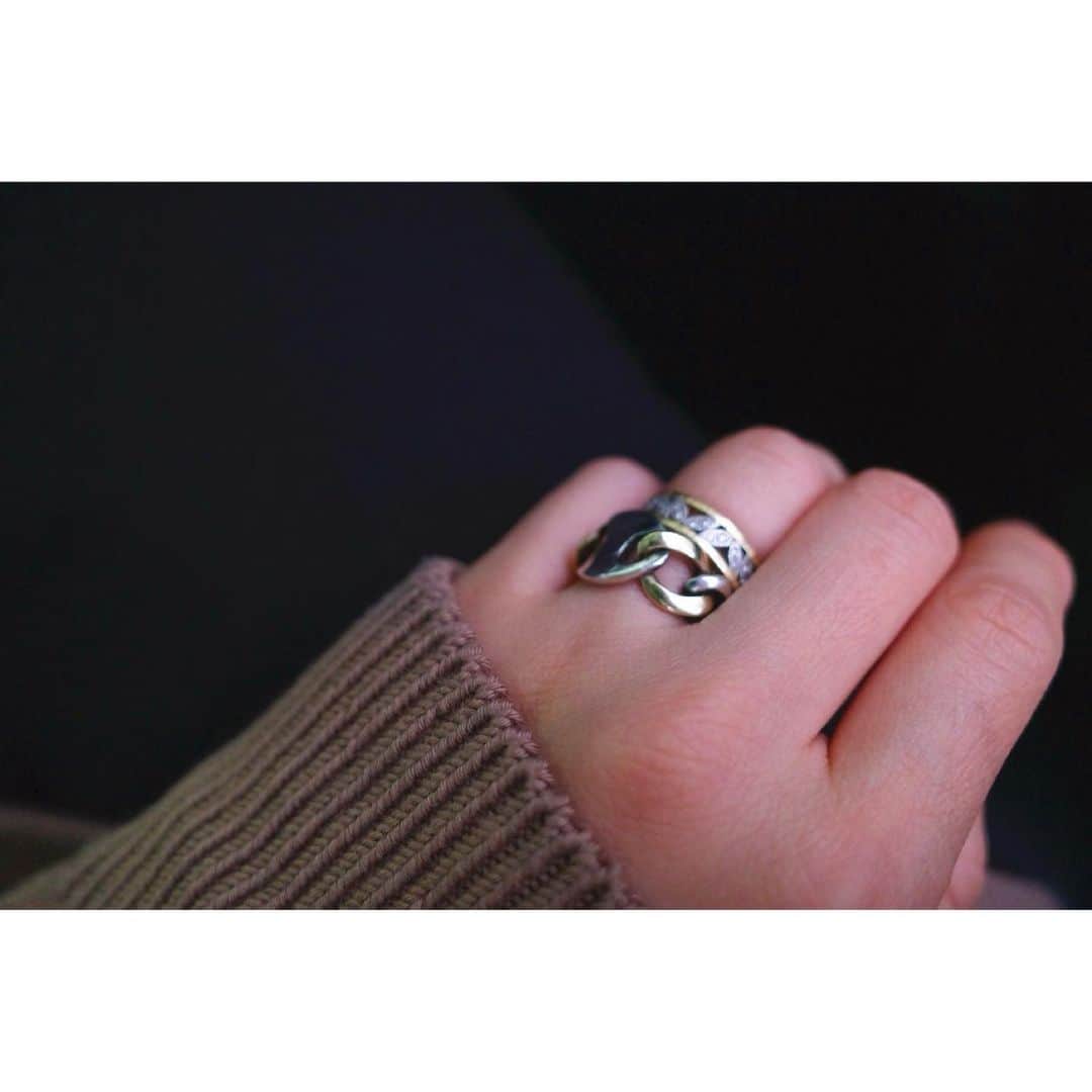 川上さやかのインスタグラム：「@hum_official のグリーンゴールドのファン♡ どんどんレイヤードして生きていきたい💍😂 #ring #humjewelry」