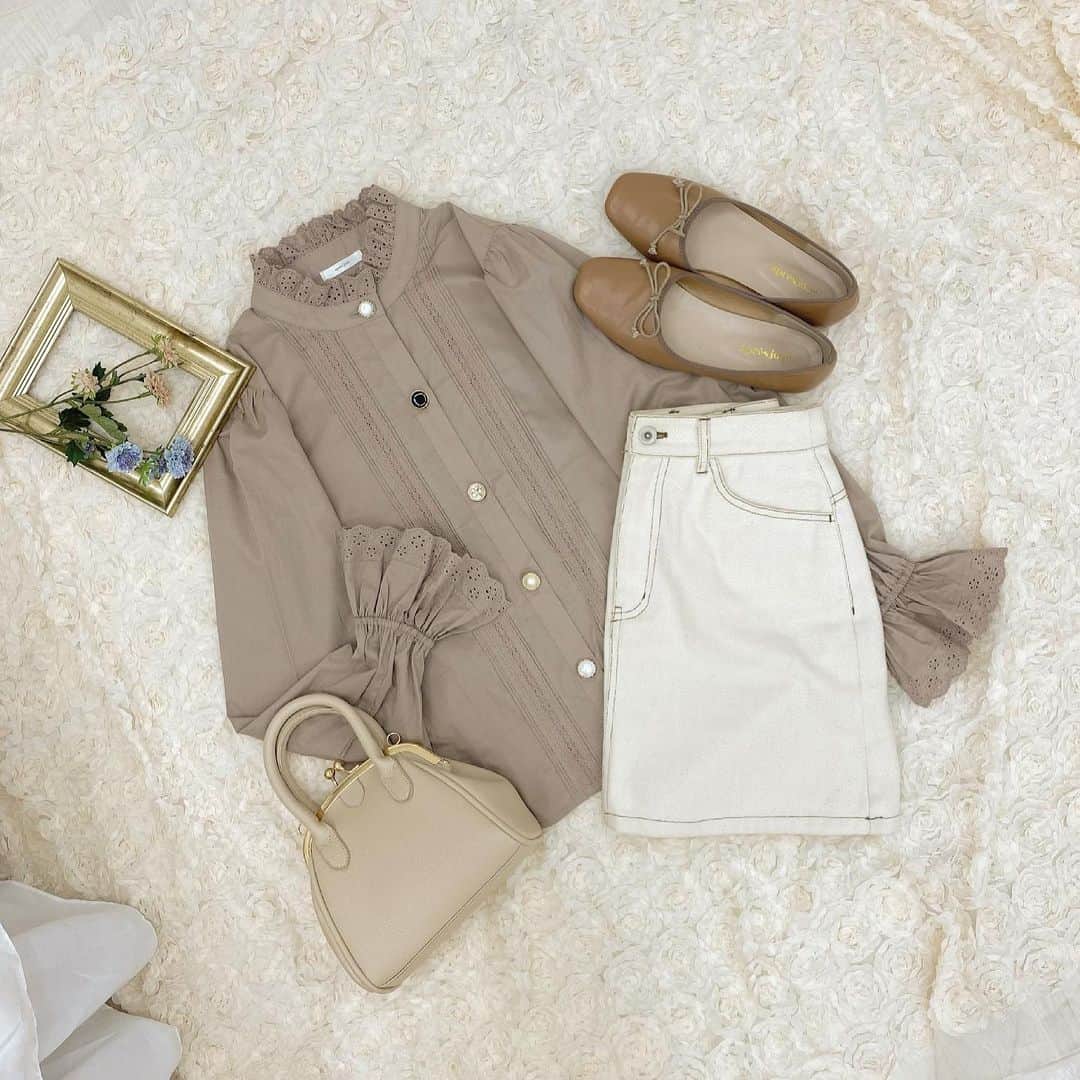 apres jour(アプレジュール) さんのインスタグラム写真 - (apres jour(アプレジュール) Instagram)「【new arrival♡】﻿ ﻿ ﻿ イロイロボタンからnewデザインのブラウスが登場します💘﻿ ヴィンテージ風のボタンがかわいすぎる🪞❤︎﻿ 袖や首元のフリルもアプレっぽ♡﻿ ﻿ #イロイロボタンコットンレースブラウス﻿ 商品番号🔍 933922﻿ 大きいサイズもございます。﻿ ¥2,595(taxin)﻿ ﻿ comingsoon....﻿ 3/11(thu) 21:00〜﻿ ﻿ ﻿ ﻿ こちらの画像はインスタ用に加工しておりますので、カラーの雰囲気が実際の商品と異なる場合がございます。﻿ 商品ページにてカラーのご確認をお願い致します。﻿ ﻿ #ZOZOでしか買えない﻿ #apresjour﻿ #アプレ部」3月8日 20時56分 - apres_jour