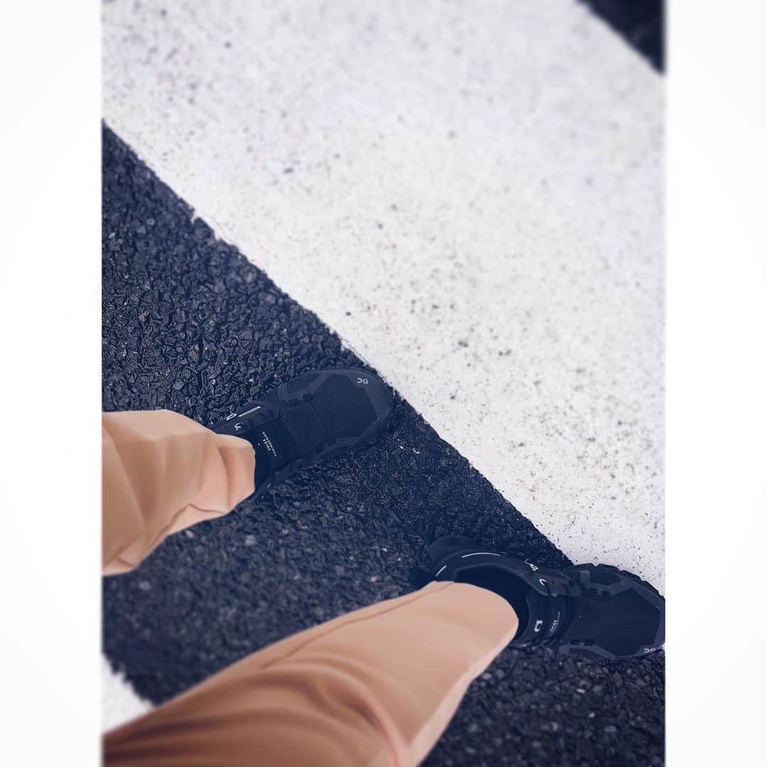 咲希あかねのインスタグラム：「#on #スニーカー スイスのブランドで#ランニングシューズ ですが普段履いてます❤️  わたし#外反母趾 で、 激痛で深夜に起こされる事もありました…😢 この靴に出逢う前は歩くの嫌いでしたが、この靴は歩きたくなる♪ 外反母趾の痛みも軽減されました😊  靴底が分かれてるから柔らかくて、足の指をしっかり使えます！ 足指を使えると→ふくらはぎも使える→むくみや冷えも解消されます😏  そしてびっくりするくらい軽い☁️ #防水 なので冬もあったかいです！  #今まで出会った中で #1番いい  #本当におすすめ #まわしもんではありません #良いものを伝えたいだけ😤  ずっとONじゃなくてUQってゆーブランドだと思ってました😂笑 #ブランド覚えられない人 #シューズ  #パンツスタイル」