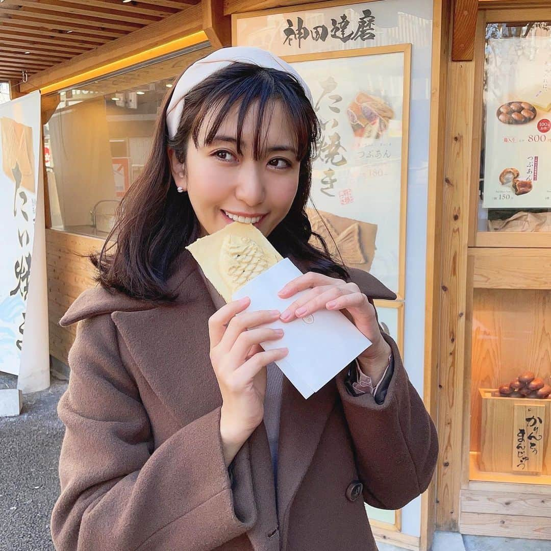 mimiさんのインスタグラム写真 - (mimiInstagram)「実家に手土産♡ 神田達磨　@kanda.daruma.ginza  は私の好きな和菓子が揃ってる🤤💕  鯛焼きに苺大福にかりんとう饅頭にみたらし団子に桜餅❣️ （大好物🥺♥️）  鯛焼きと苺大福とかりんとう饅頭をお土産にしたよ💕 できたてアツアツの鯛焼きも食べたいから 外で食べた🤤💓 羽根つき鯛焼きってすっごく得した気分だな♥️ あんこぎっしり嬉しい☺️ クリームはとろーり🤤❣️  苺大福は 苺の甘味とこし餡のしっとりした甘味とやわらかお餅が最高に美味くて 何個でもいける🥺  かりんとう饅頭は 間違いなく美味しいつぶあんと 衝撃をうけたきんとき芋❣️ きんとき芋のかりんとう饅頭 めちゃくちゃ好きだ🥺💕  期間限定の桜あんも気になるな🥺  ☑︎鯛焼き つぶあん　180円 クリーム　200円  ☑︎かりんとう饅頭 つぶあん きんとき芋 桜あん　　　　　　　150円  つぶあん３個、きんとき芋3個 計６個入り　800円  ☑︎苺大福　280円 （やよい姫もあったよ♡360円）  新橋駅　すぐ♡ ・ #神田達磨銀座 #神田達磨 #銀座スイーツ #新橋スイーツ #コリドー街 #鯛焼き #苺大福 #かりんとう饅頭 #たい焼き #銀座食べ歩き #リポート決定 #銀座テイクアウト #銀座グルメ #新橋グルメ#和菓子 #和スイーツ #インスタ探検隊 #たべすたぐらむ #インスタグルメ #インスタグルメアワード2021 #グルメ部 #グルジョ #甘mimi #pr #スイーツマニア #甘党女子 #スイーツ女子 #すいーつぐらむ #japanesefood #japanesesweets」3月8日 21時03分 - chan.mi3