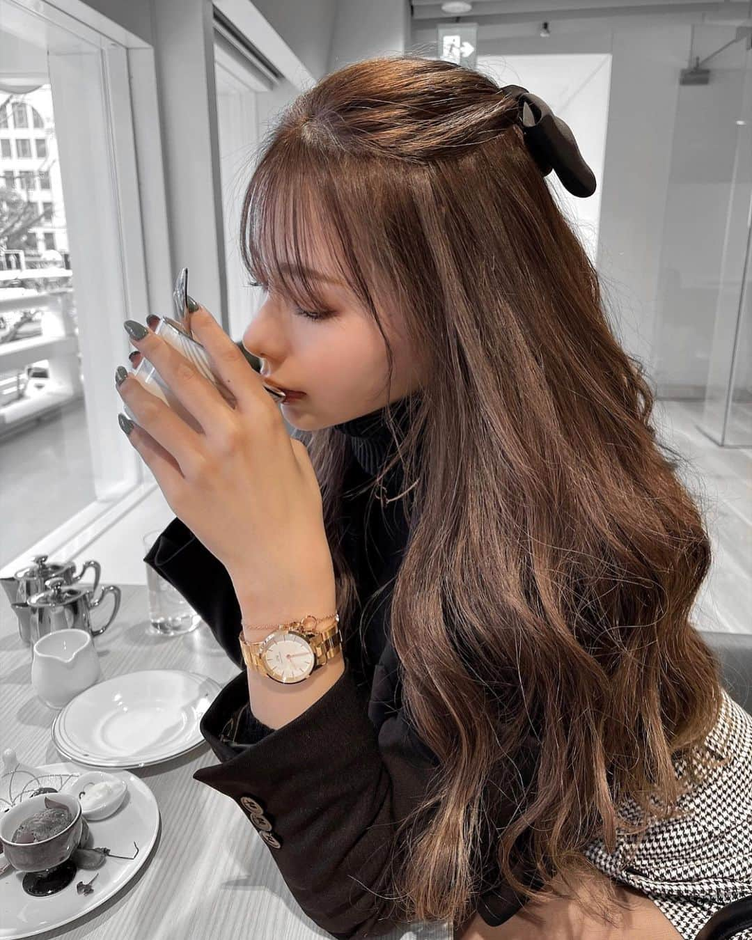 海羽（みう）さんのインスタグラム写真 - (海羽（みう）Instagram)「.  前のアフタヌーンティー行った時の☕️  @danielwellington の時計シンプルでブラックの服多いから映えるしよく付けてる⌚♡  ホワイトデー限定のローズボックスの中に ブリザードフラワー入ってて開けた瞬間 可愛すぎてびっくりした🥀  3/14までDW公式サイト・直営店舗で 限定セットを購入したらローズボックス無料らしい♡ ホワイトデーのお返しにぴったり🎁  期間内の対象商品は10％OFFで 15％OFFクーポンコード【dwmiu15】 （５月15日まで有効）も併用可🙆🏻  . #danielwellington #ダニエルウェリントン #dwホワイトデー」3月8日 21時07分 - _miuinoue_