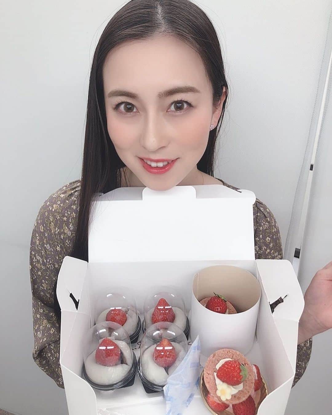 のインスタグラム：「きくち♡ 地元のお菓子を頂きました😌都内で食べられると思ってなかったからとっても嬉しかった🥰🌸 いちごはビタミン豊富ですから、1日に3粒食べると風邪ひかないとも聞くよね♡ 美肌にも良さそう😌💗 #きくち　#いちご　#いちご大福　#もぐもぐ　#日立市　#常陸多賀」