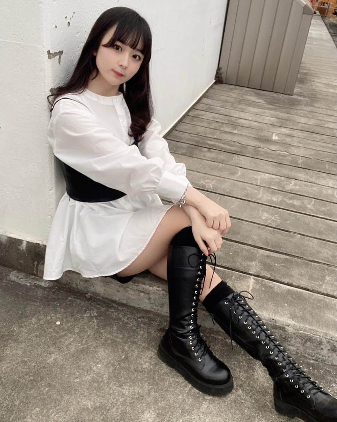 高田もものインスタグラム：「. ハートがかわいいブレスレット 最近たくさん身につけてるんだ😏 . ❤︎ @roomx601 ❤︎ . 今日は雨が降っていたので自分でプロデュースした折り畳み傘をつかったよ☔️ . かしこ . #高田もも #かしこってなに #かしこ #あいどる #アイドル #idol #japaneseidol #かみやど #ひらがなかみやど #instagood #instagram #モノトーンコーデ #vannie_u #zara #bubblestokyo #black #White #巻き髪 #前髪 #編み上げブーツ #ブレスレット #bracelet #ミスid2021 #ミスid #シャツコーデ #wego #レザー」