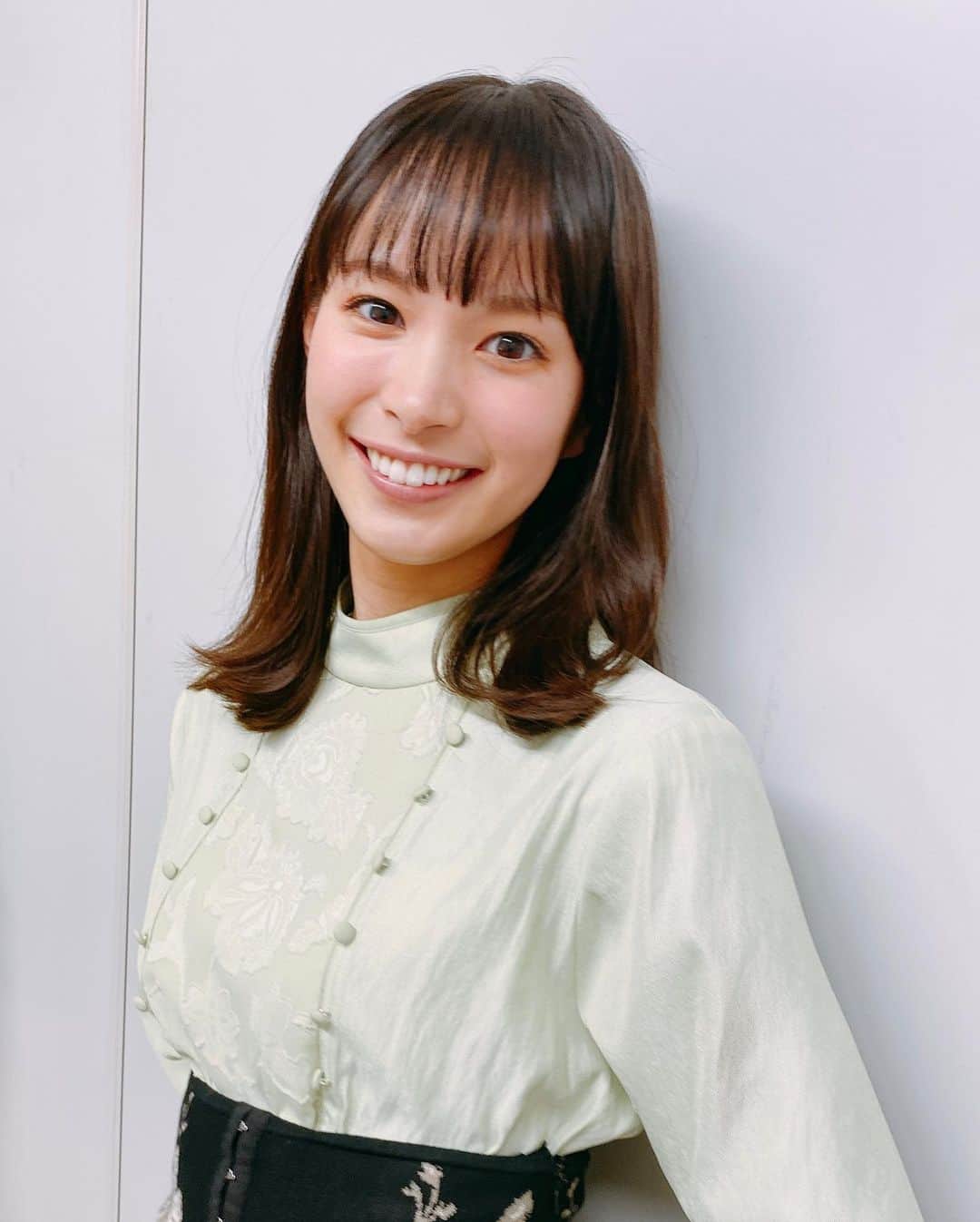 のインスタグラム：「なぎさだよ🌼  今夜10時からテレビ東京でアノニマス放送です🌸 みてね〜！  昨日の「7.2 新しい別の窓」の衣装は、AmeriVINTAGEさんで、色合いも形もとっても可愛かったんです😊✨  最近、johnmaster×Ameri VINTAGEさんの香水をいただいて、爽やかな香りで、それも気に入ってて使ってるの〜😚  #Amerivintage #johnmaster  #アノニマス」