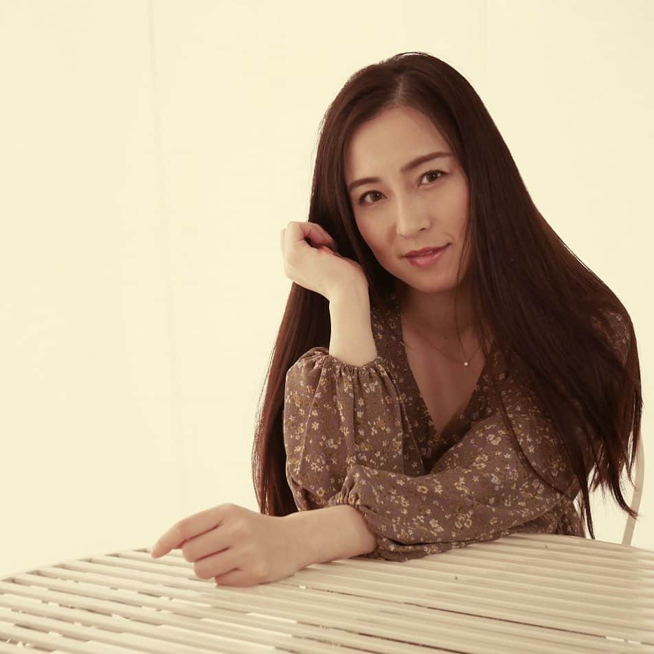 のインスタグラム：「妄想官能小説① いつも通り、洗濯物を取り込もうととベランダに出た。今日も良いことも悪いこともない、いつもと変わらない一日だった。 天気がよかったからか、向かいのマンションにもずらりと洗濯物が並んでいる。 こちらは日当たりの悪いボロアパート。あちらは日当たりのいいマンション。 西陽が強くまぶしいせいか、この時間に洗濯物を取り込む人は僕のことを見ない。 向かいの同じくらいの階に、黒髪が綺麗な女の人が、洗濯物を干しているのが見えた。彼女は少ない洗濯物を手早く取り込むとベランダにある椅子に座った。 そして、あろうことかカーディガンのボタンを外し始めた。下着のようなものが見えた。 僕は固唾を飲む。 2度唾を飲み込んだ時、目があった。 僕は瞬時に目を逸らした。 心臓の高鳴りが聞こえる。 時間が過ぎるのが長く感じた。数秒後目線を戻した。 彼女は、笑ってくれた。 続く→ #官能小説　#タモリ倶楽部　#妄想　#妄想物語　#隣の奥さん　#向かいの奥さん　#奥さん　#隣のお姉さん　#向かいのお姉さん　#小説」