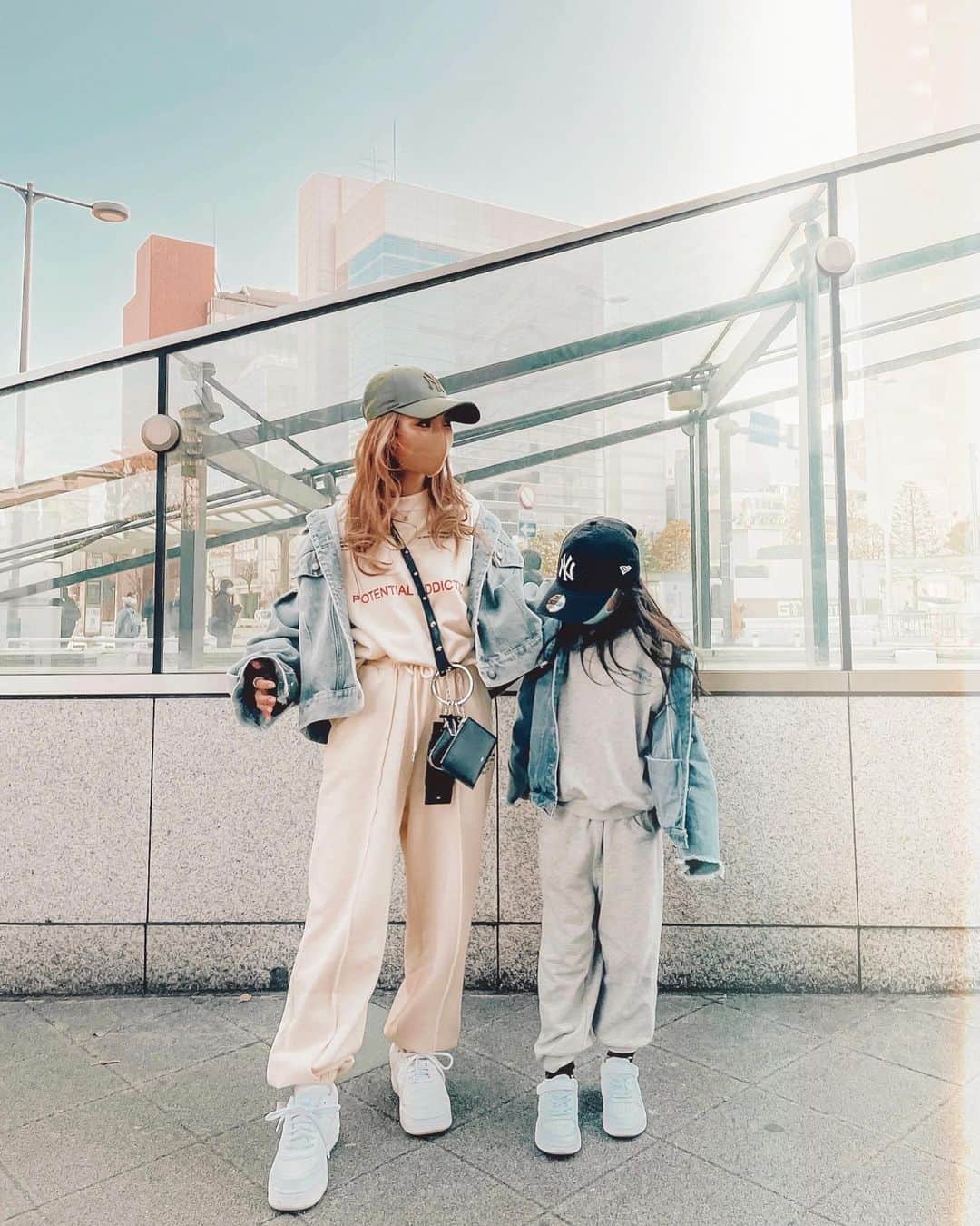 ✷kana✷のインスタグラム：「🦋🌼👟 . . SET UP×DENIM ストーリーにも流したけど 私のこのセットアップは @tablet_hotel  問い合わせ多数でようやく入荷したみたいよ♡ . . #親子コーデ」