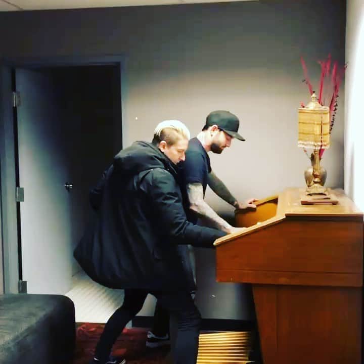 ジャスティン・ヒルズのインスタグラム：「You wanted a new @sleepingwithsirens song? Here it is. Written mostly by me. Yeah I know... if I wrote everything, we would rule even more... @jacksws thanks for playing rhythm organ. #newmusic #sleepingwithsirens #organboys #donateyourorgans」