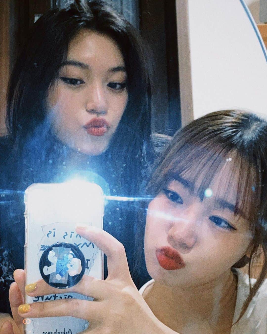 キム・ドヨンのインスタグラム：「10시에 브이라이브에서 만나요 ❣️  #도연❄️ #유정🌻 #도댕🧘🏻‍♀️🧘🏻‍♀️」