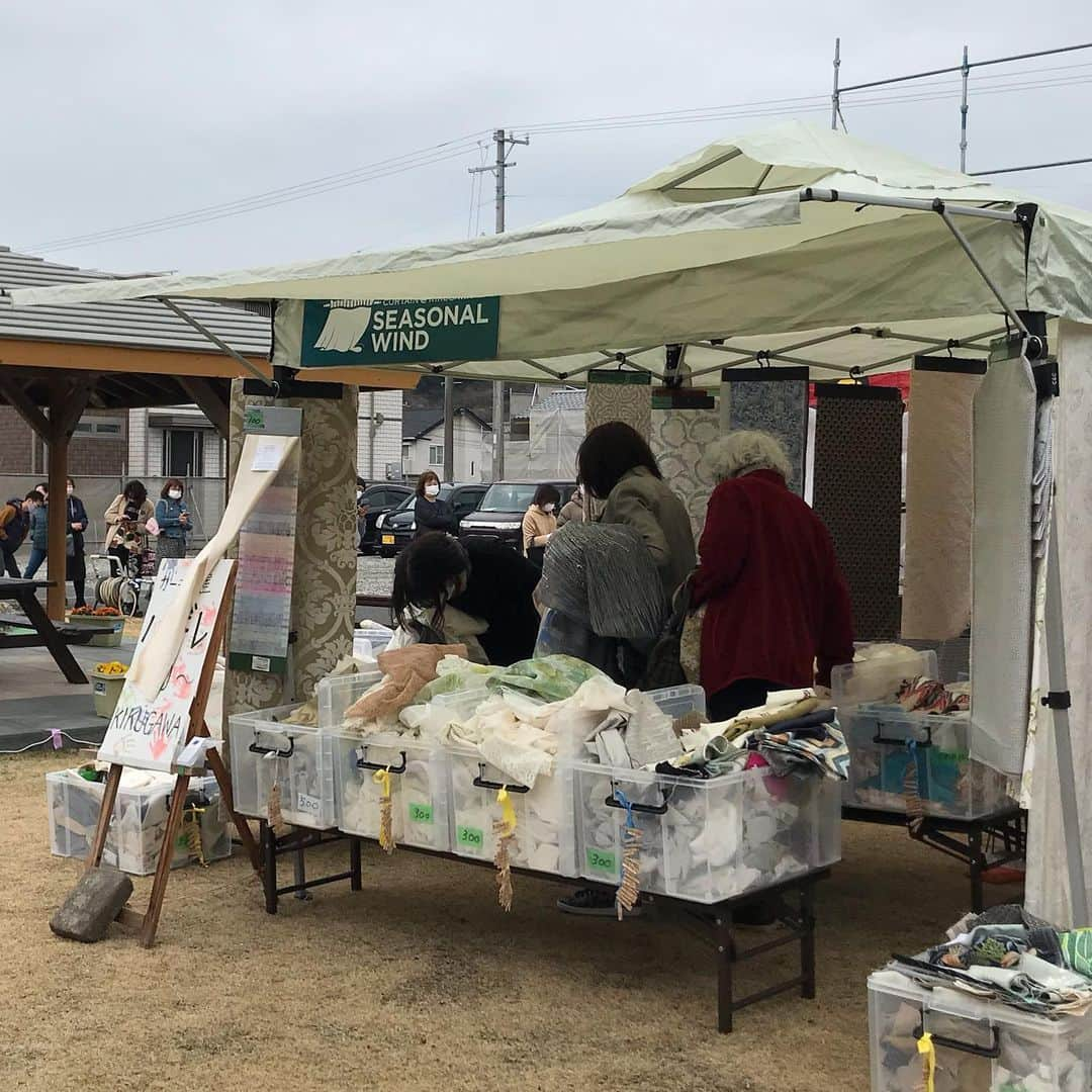 カーテン屋のシーズナルウインドさんのインスタグラム写真 - (カーテン屋のシーズナルウインドInstagram)「昨日は　@gogo_kitchencar  にご来場頂きありがとうございました🙏　お客様から¥350のハギレで1日が満たされたと嬉しいお言葉✨¥10ハギレでお手玉を作るという女の子に感激✨新しい出会いもあり関係者の皆様に感謝です🙇 次の出店は今月28日アイリーカフェさん @irie_cafe_kakegawa 1周年記念イベントに出させて頂きます👍 #カーテン#静岡#焼津#藤枝#牧之原#掛川#袋井#島田市#菊川市#磐田#浜松市#小物#御前崎#暮らし#シーズナルウインド#ハギレ#ハンドメイド#カーテン屋#生地#布#シーズナルウインドのハギレ市#カーテン屋のハギレ市#ハギレ市#ハギレ活用」3月8日 22時10分 - seasonalwind_shizuoka