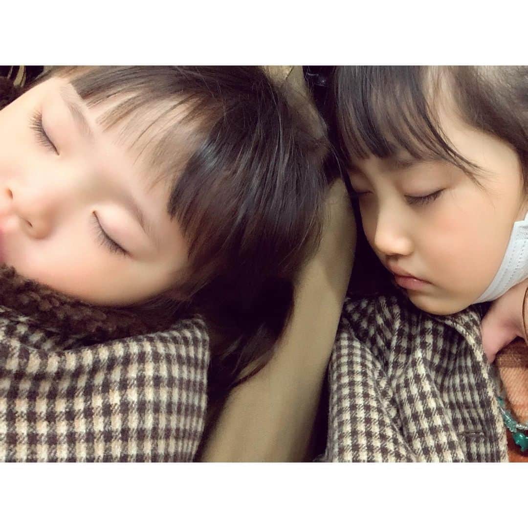 Kyooonのインスタグラム：「次女が電車を見るとすごーく喜ぶので 久しぶりに電車に乗ってお出かけ﻿ ﻿ 電車のったねー！と嬉しそうにお話されると﻿ 毎日でも乗せてあげたくなるなぁ😂﻿ ﻿ 帰りに﻿ パパにもたれてぐっすり寝てしまってる2人が可愛いかった🥰💤﻿いとおしいなぁ #姉妹#4歳差姉妹#6歳#2歳」