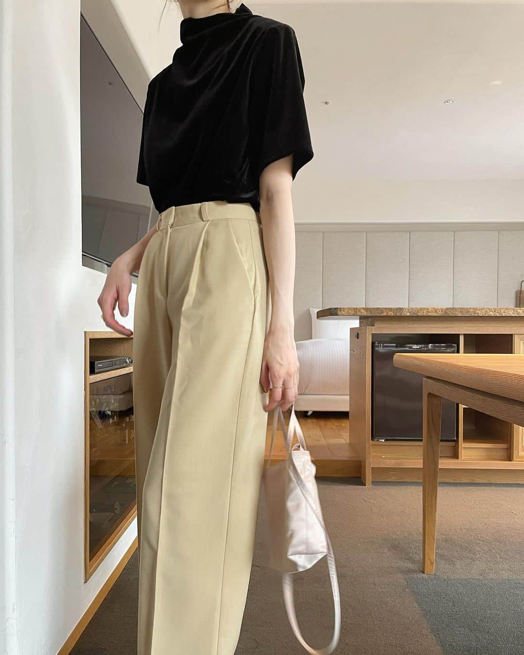 i am aiのインスタグラム：「ㅤㅤㅤㅤㅤㅤㅤㅤㅤㅤㅤㅤㅤ cream butterカラーのスラックス👡 ㅤㅤㅤㅤㅤㅤㅤㅤㅤㅤㅤㅤㅤ 夏もサラリと履けちゃう子。 軽やかで絶妙なくたっと感✨ 3色展開です🦋」
