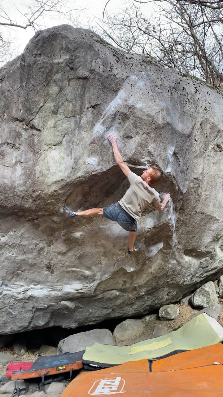 ガブリエル・モローニのインスタグラム：「Such an eye catcher line I could consider as one of the best projects I’ve seen in the last few years... This problem is pure perfection for my tastes. Long, gymnastic,very enjoyable and fun to climb! Thanks to @sugarbuba for inviting me to check this place out and all the people I met along the sessions at the boulder! @e9clothing_official @scarpaspa @petzl_official @dinamicheverticalisrl @frictionlabs @urbanwallmilano #e9team #scarpaspa #petzlteam #dinamicheverticalisrl #frictionlabs #urbanwallmilano」