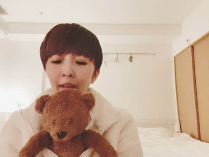 小此木まりのインスタグラム：「🧸  私は東京生まれTOKYO育ち なので、 故郷があることに憧れていたときもあるけれど  故郷のような場所 故郷のようなひと  たくさん、思い浮かぶなあ…と☺️  #ふるさと #忘れがたき #故郷 #うさぎ 追いし  #相変わらず  #クマ います #🎹 #🧸」