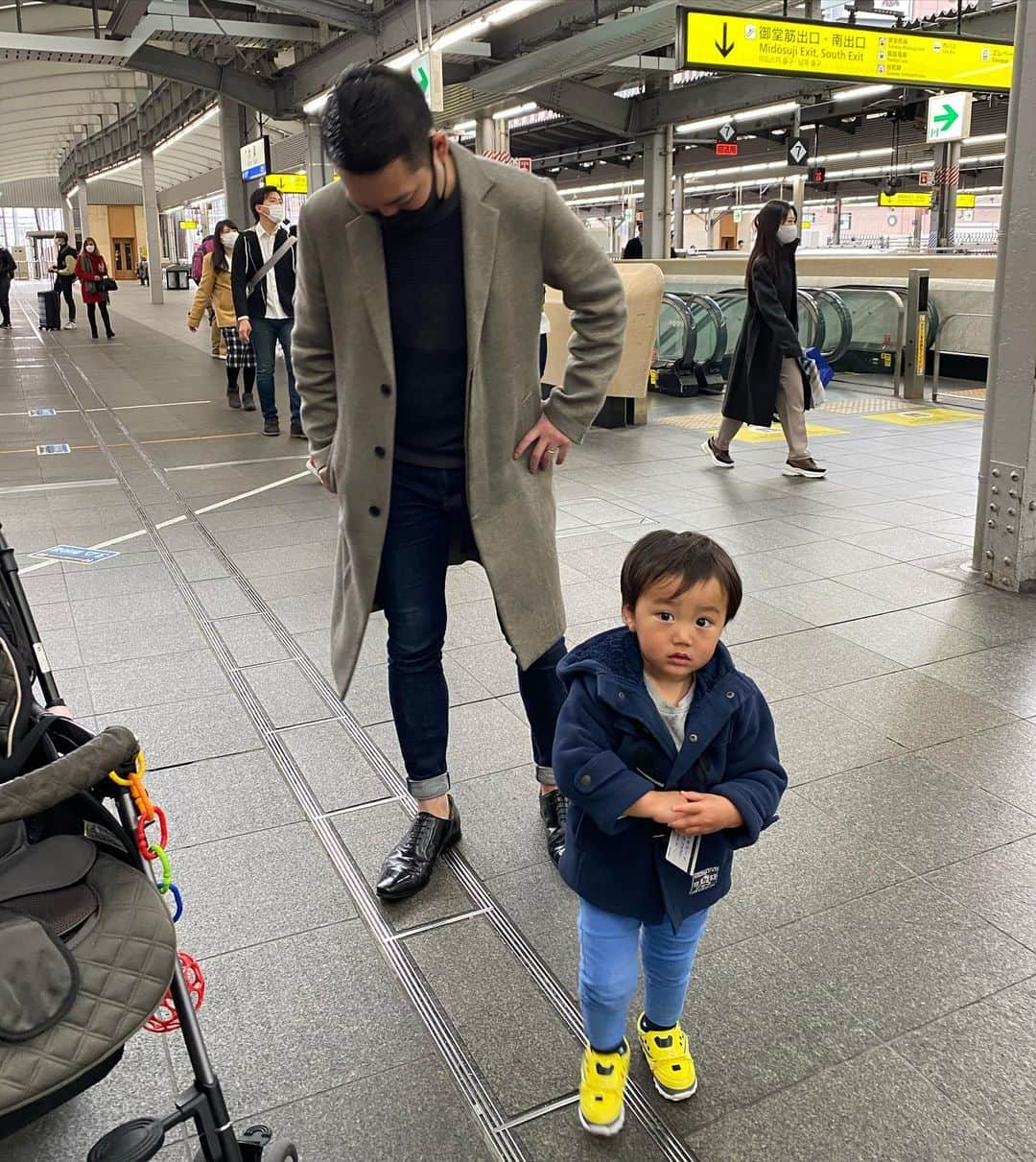 輝良まさとさんのインスタグラム写真 - (輝良まさとInstagram)「・ 急遽決まった2泊3日の義実家への旅行❣️  コロナだから近所へお買い物とか公園に遊びに行くぐらいしかできなかったのが残念だったけど、それでも真那人は義実家のみんなに沢山遊んでもらったり甘やかされてとーーっても楽しかったみたい❤️  ついにイヤイヤ期に突入し、義実家では【やっ‼️やっ‼️】と言いつつもみんなの言うことを聞いていい子にしていましたが、今日の夕方に大阪の家に帰ってきてからはイヤイヤ炸裂で、私が怒って大泣きするというのを何度も繰り返し😅💦 最終的には泣きながら寝ました😅 イヤイヤ期、なかなか手強そうな気配ですね…笑  あぁ〜私も久しぶりに義実家の皆さんに会えて楽しかった〜😆❣️ 次はゴールデンウィークあたりかな？ それまでにコロナが少しでもおさまってますように🙏✨  #帰省#義実家#神奈川県#レインボーベビー#レインボーベビー真那人#令和元年ベビー#6月生まれ#1歳#1歳8ヶ月#1歳半#赤ちゃん#赤ちゃんのいる生活#ままのて#ママリ#ベビフル#可愛い#愛おしい」3月8日 22時20分 - kirahama0703