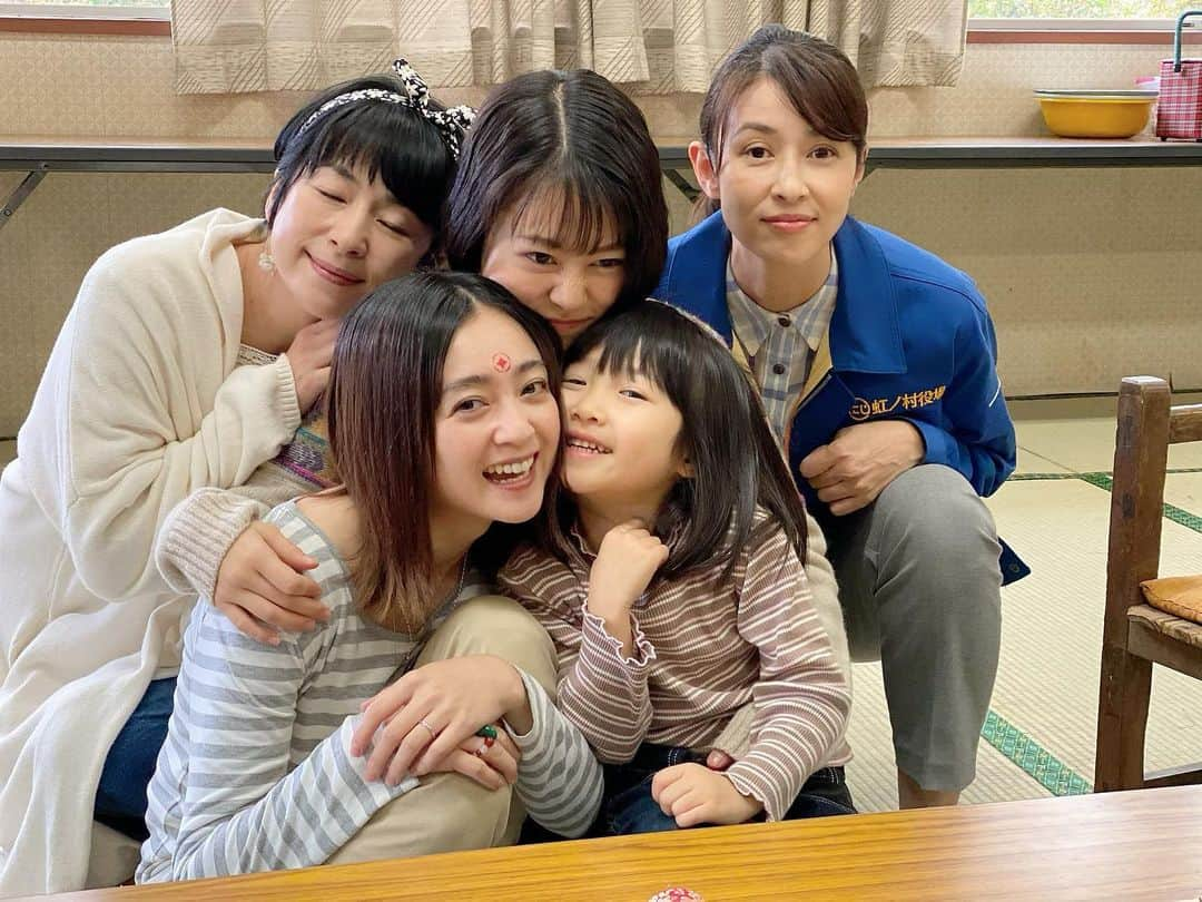 【公式】にじいろカルテのインスタグラム：「.  虹ノ村ガールズ🌈🌈🌈 撮影外でもなかよしこよし😍  #にじいろカルテ #高畑充希 #安達祐実 #中野翠咲 #西田尚美 #水野美紀  .」