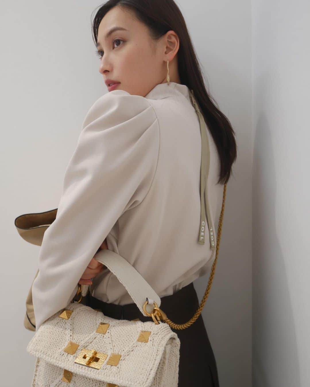 のインスタグラム：「#今日の絢服 　 トップスは後ろのファスナー部分が可愛く✨ この日はレディな気分👸  tops @coel.official  skirt @norc.jp  bag @maisonvalentino」