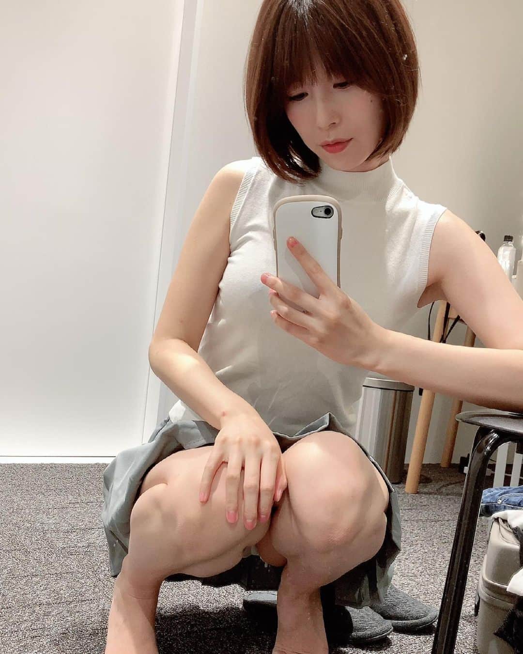 働くお姉さんしゃがみ 相原みぃさんのインスタグラム写真 - (相原みぃInstagram)「しゃがむお姉さん🤭 #グラドル #ポートレート #フリーモデル #グラビア  #フリーランス #ポートレートモデル #被写体 #撮影会 #写真好きな人と繋がりたい #カメラ好きな人と繋がりたい #くびれ #美脚 #撮影依頼 ...