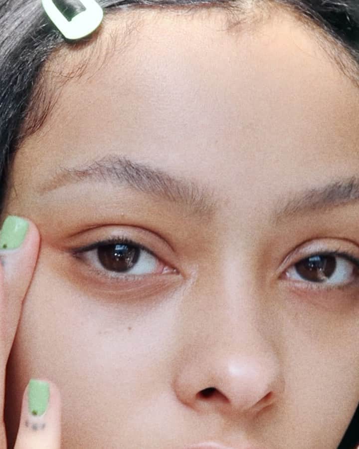 ジェイデ・ピアスのインスタグラム：「With more time being spent in front of my electronics and getting bad sleep, my under eyes have definitely paid for it! It’s been really important for me to take extra care of my under eyes recently to help my dark under eyes and @renskincare Brightening Eye Cream has been amazing for that! With brighter eyes in 7 days and recyclable packaging, you can’t really ask for more! @renskincare is available at @lookfantastic #GlowUpChallenge #AD」