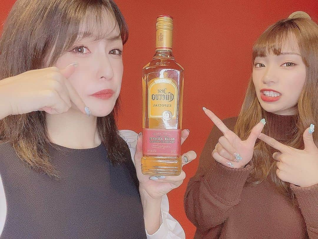 柴崎なおさんのインスタグラム写真 - (柴崎なおInstagram)「18時にアップされたよん！ テキーラいっぱい飲むの２回戦。 . ちなみに撮影はバレンタインデー。 忘れてました。 そんなことある？ . チャンネル登録、コメント お願いします！！！ チャンネル名の由来はまたいつか動画で話すけん待っとってー🥺 .  #Vivid常習犯 #ビビジョ #YouTube #YouTuber #ゆーちゅーばー #テキーラ #戦います #ほのか喋ります #チャンネル登録お願いします #ガチでやってるよ #プロ野球チア #野球女子 #ナンジャモンジャ #カードゲーム #企画 #大阪 #博多弁 #博多弁ユーチューバー」3月8日 22時52分 - n_srin751