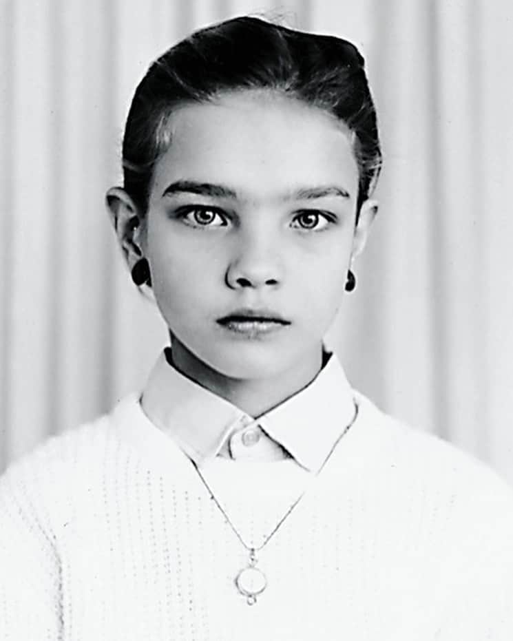 ナタリア・ヴォディアノヴァのインスタグラム：「on this photo is 13-14 years old me, not knowing what kind of woman i’ll become and if there is one advice i would give to myself back then from the deep of my heart and the one i want to to give you @neva_portman and other teen girls out there: Be kind to yourselves. you don’t have to earn your self-care. You just have to learn it. Learn to forgive yourself. Learn to love yourself. Learn to listen to your mind and body. You are so young you don’t know who you are yet, and it’s just ok! you have no idea what opportunities and possibilities lay ahead, or challenges for that matter.  I know you would love to have answers to those questions, and I know not having them might feel scary. But actually, that feeling of ‘unknown’ is what makes your age unique and so exciting. That ‘unknown’ is just life telling you ‘everything is possible’.  Allow yourself to explore who you want to be, give yourself the possibility to express who you are! and don’t hold yourself back with wrong beliefs that you are not good enough for something, you are good enough TO TRY ANYTHING and if whatever it is doesn’t stick you can just move on... You might have some ideas already, you might have some great women inspiring you and this is great. But don’t be too hard on yourself! Let what makes you special just come out! You are learning, growing, discovering yourself little by little but remember to enjoy being a girl today. This will make you a happy woman, I promise 🥰 happy international women’s day 🌞🦋🙏. на этой фотографии мне 13-14 лет, я еще не знаю, что со мной будет, как сложится моя жизнь.  Но если бы я могла дать себе тогда совет или сейчас моей дочери @neva_portman(сл.фото) и ее ровесницам, то он был бы таким:  Будь к себе добра и терпелива.  Научись любить себя больше всех на свете и относиться к себе с вниманием и мягкостью.  Тебе не нужно никому ничего доказывать.  Просто живи, дыши и впитывай.  Ты еще так юна, ты не знаешь, кем ты станешь, и это тоже нормально. Я знаю, что тебе было бы спокойнее знать все наперед, знать ответы на все вопросы.  Но на самом деле, это "прекрасное далеко" и есть то самое, что делает тебя неповторимой и это так прекрасно! ⬇️⬇️⬇️」