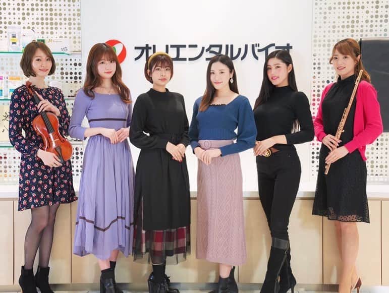 のインスタグラム：「【ご報告】  SUPER FORMULAに参戦している KONDO RACING 3号車、4号車を応援する「2021 raffinee Lady」を務めさせていただくことになりました！  国内最高峰で最速のレースであるSFの魅力を発信しチームを盛り上げてまいりますので、応援宜しくお願い致します！❤️💚🤍  SUPER FORMULAは私にとってサーキットデビューを飾った思い出深いレースです。 初めてサーキットに行ったあの日からレースの魅力に取込まれました。 車の性能に大きな差はなく、時にはF1を超えるコーナリングスピードで走り抜け日本一速いドライバーを決めるレース！ 海外選手からも注目され参戦されるドライバーさんもいるほど熱いバトルが繰り広げられます！！ 今シーズンが待ち遠しいです✨  チームや私たちの応援の際に 是非！！(必須です←) こちらのハッシュタグを💁🏻‍♀️  #ラフィーネレディ #ラフィーネミューズ #raffineelady #raffineeμs #raffinee_racing #orientalbio_sf #orientalbio_race   沢山使って一緒に盛り上げていただきたいと思いますので、 ご協力宜しくお願いします❤️💚🤍  #SFormula #kondoracing #superformula #モータースポーツ #モータースポーツ好きな人と繋がりたい #フォーミュラ #TOYOTA #レースクイーン」