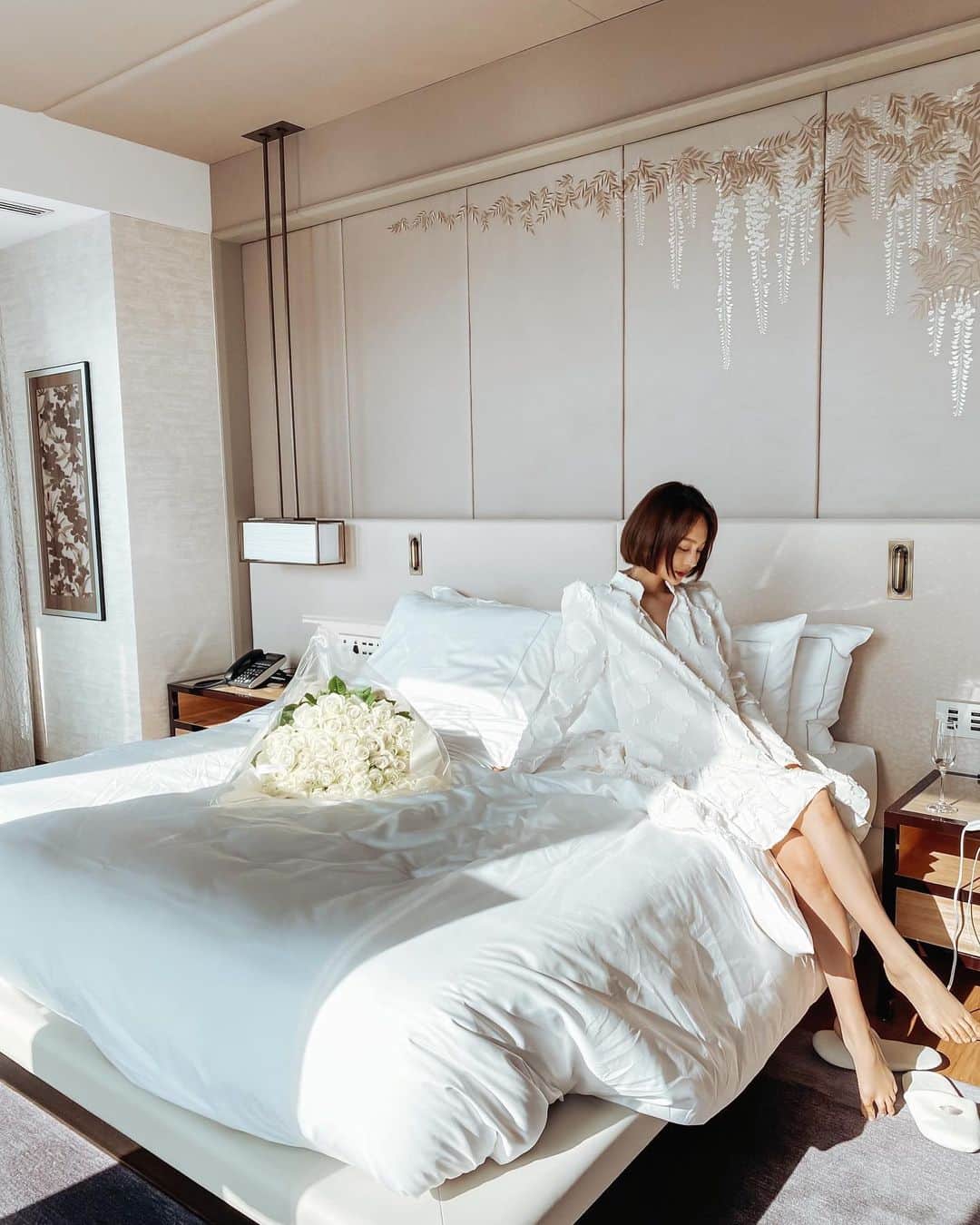 青田夏奈のインスタグラム：「﻿ ﻿ 🗝 𝙈𝙖𝙣𝙙𝙖𝙧𝙞𝙣 𝘾𝙤𝙧𝙣𝙚𝙧 𝙎𝙪𝙞𝙩𝙚 𝙍𝙤𝙤𝙢﻿ ￣￣￣￣￣￣￣￣￣￣￣￣￣￣￣￣﻿ ﻿ マンダリンオリエンタルで過ごした﻿ 2020,My Birthday𓂃🥂🕊﻿ ﻿ 日差しがたっぷり入るコーナースイートは﻿ 同じく日差しがたっぷり入るビューバスもあり🛁﻿ ﻿ アメニティがBottega Venetaだったり﻿ バスローブが他のホテルに比べしっかりした素材と長さだったり﻿ ﻿ New Openホテルが目立った2020年だったけど﻿ 少し前からあるラグジュアリークラスのホテルも﻿ やっぱり安定に良き💭﻿ ﻿ この後プレゼントしてもらったバラのお花で﻿ フラワーバスしようと思ったんだけど﻿ 生花をもぎ取る事に罪悪感を覚えて﻿ バラちゃんも一緒に仲良くおうちに帰りました🌹🤍﻿ ﻿ ﻿ ﻿ ﻿ ⚑. Mandarin oriental tokyo﻿ ￣￣￣￣￣￣￣￣￣￣￣￣￣￣﻿ ☑︎ @mo_tokyo﻿ ☑︎ 三越前駅A7出口直結﻿ 🗝マンダリンコーナースイート﻿ ﻿ ﻿ ﻿ ﻿ ﻿ ﻿ #mybirthdaytrip#mandarinorientaltokyo」
