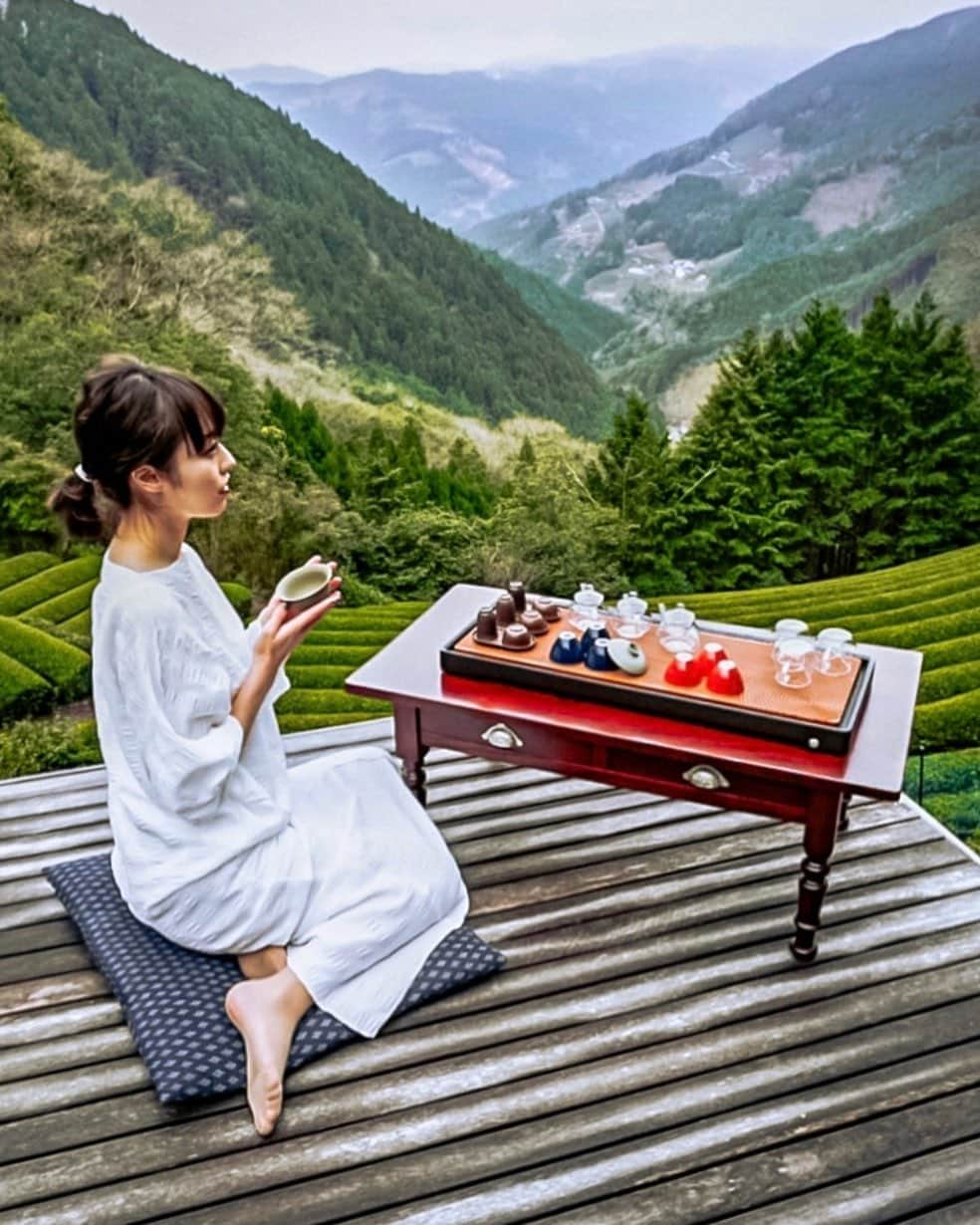 松林裕香のインスタグラム：「静岡の山の中にある"黄金みどり茶園"🍵 山の上にあり、 この絶景の中お茶が飲めます。 この茶畑を営む佐藤さんが入れて下さったお茶はとにかく美味しい。 美味しいというか、 もはやお茶の概念が変わりました✨ 佐藤さんもとてもよい方で、 また佐藤さんに会いに行きたい！と思うほど。 とにかく絶景。 茶畑をみながらお茶を飲むという贅沢時間。 #黄金みどり茶園  . #黄金の茶の間#静岡観光#静岡茶#ポツンと一軒家#ポツンと一軒家カフェ#古民家カフェ#茶事変#茶の間#諸子沢」