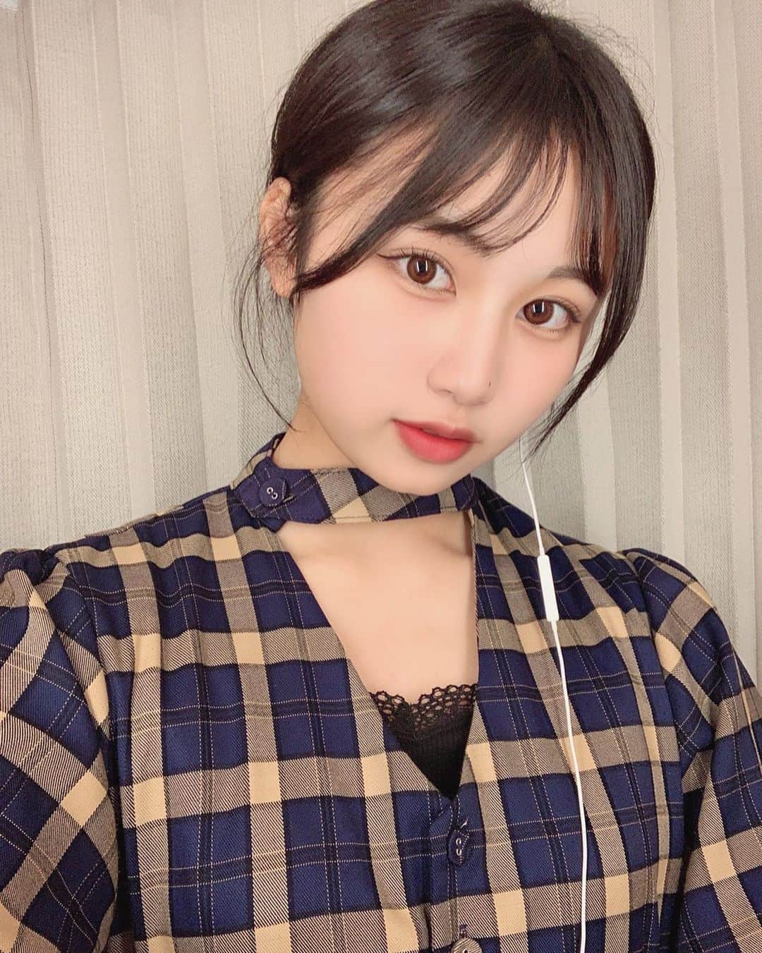 宮丸くるみのインスタグラム：「本日のくるみ( ¨̮ )  ・ ・ ・  #リリバリ #lilyofthevalley #アイドル #ロングヘア #シースルー前髪 #ポニーテール #jouetie #チェック #黒髪 #おくれ毛 #チョーカー #18歳」