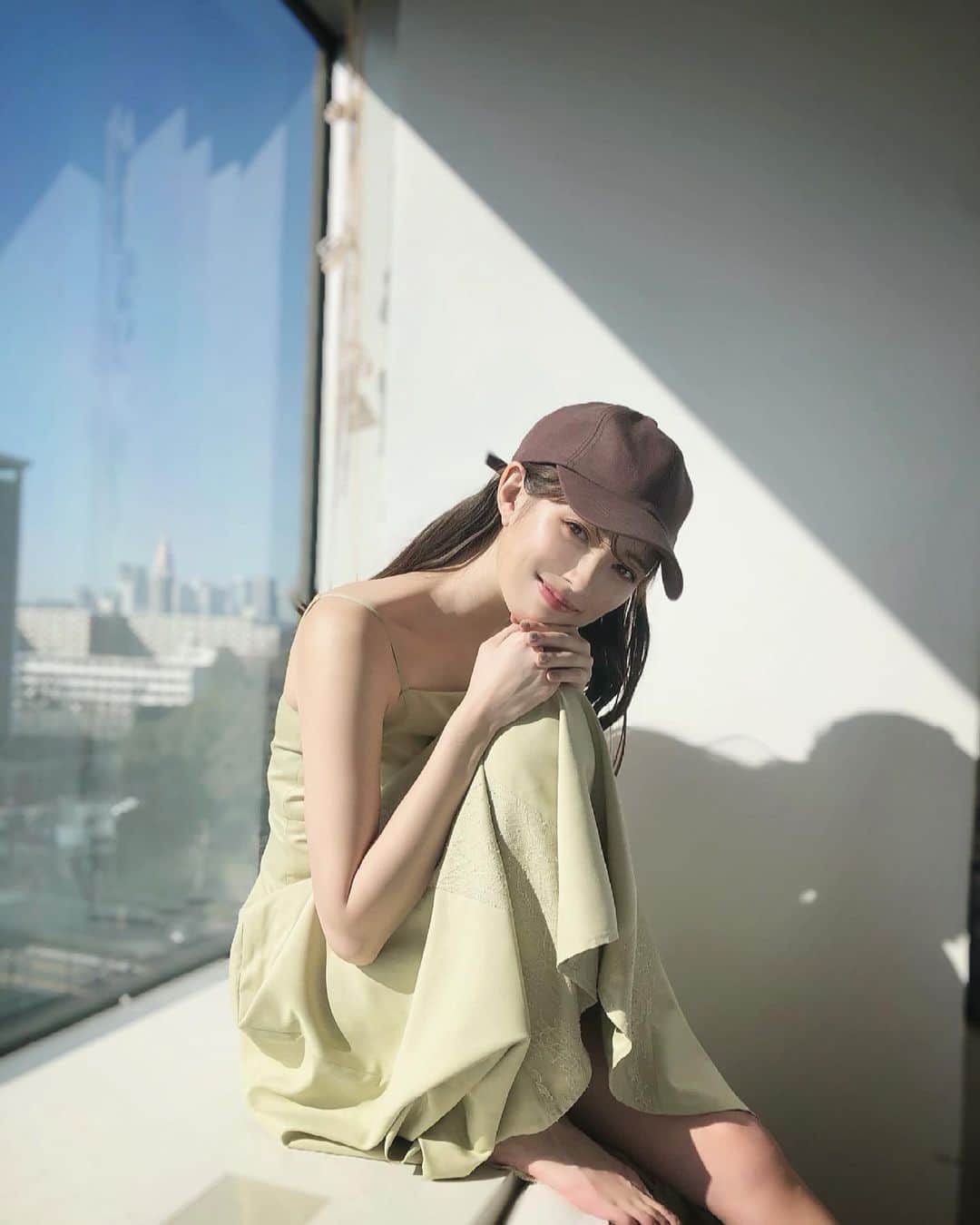 のインスタグラム：「☀️ . . 早く暖かくなってほしいな💭 この日はとても天気が良かったので撮影後に写真を撮っていただきました😙✨ 仕事でキャップ被るのも珍しいから新鮮で楽しかったな🥰 . . 全然関係ないけどiPhone12かiPhone12proどちらにしようか迷う、、🤔💡 . #shooting  #sunnyday🌞  #ootdideas  #🧢」