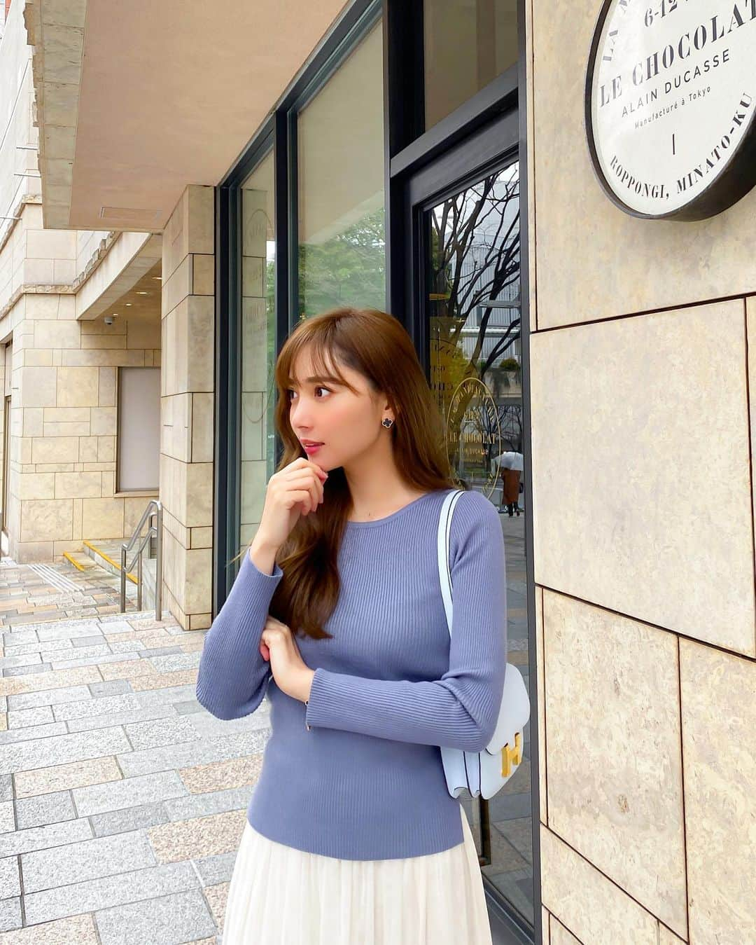 岡部あゆみさんのインスタグラム写真 - (岡部あゆみInstagram)「Today's outfit.🤍﻿ コラボリブニット ダスティブルー着用🫐﻿ ﻿ 本日9日(火)昼12:00〜再販開始✨﻿ 全3パターン 計7色 2,100円﻿ ※24時間限定で100円off 送料無料」3月8日 23時08分 - ayumi_okabe