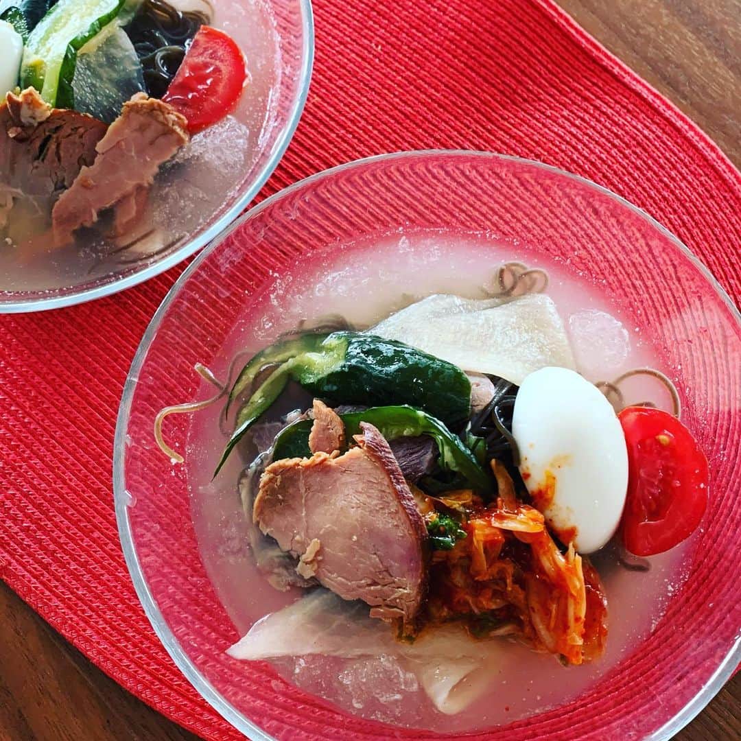 前田典子さんのインスタグラム写真 - (前田典子Instagram)「#ハワイで人気　🌴 #ユッチャン冷麺　の #お取り寄せ @yuchuntokyo  #ユッチャン東京　から 名物のスープがみぞれ状に凍った冷麺　🍜 #ムルネンミョン あのキリッと冷たくシャリシャリとしたスープとシコシコ麺😚 #おうちでも食べられる キムチ、焼き豚、トマト、茹で卵はトッピングしたよ❣️  #ハワイ飯#韓国焼肉 #マエノリグルメ」3月8日 23時17分 - maenorichang