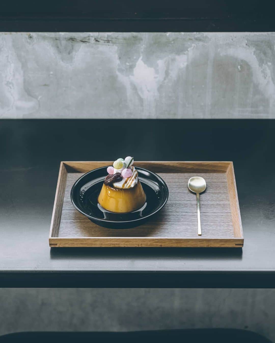 6151のインスタグラム：「懐かしさを感じる固め手作りプリン｜香川の旅  和三盆プリン、 小豆島の醤油を使ったカラメルソースに 和三盆糖を使った優しくて 昔ながらの懐かしさを感じる食感🍮  讃岐のしょうゆ豆と可愛いまんまるの おいりを添えて。  香川の個性溢れる食材を使った ご褒美プリンなのでした。  青いレモネードも美味しかった🍋  ---  Hanako No.1194  #hanakotravel 掲載中です。」