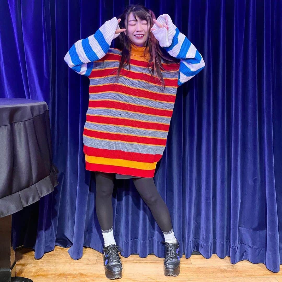 ぱいぱいでか美のインスタグラム：「弐号機と零号機(改)みたいな配色のニット . 髪整えずに撮ったらグシャグシャでごめん！(誰への謝罪なんだ……) この前mixx davidのサンプルセールにお邪魔したときに エヴァの配色じゃないですか！ってめっちゃテンションあがって買ったニット❤️🧡 公開初日、朝7:00のバルト9で見に行ったんだけど 今日がニット着れるくらい寒い日でちょうどよかった！ 映画の感想は何言ってもダメな気がするので言いません！笑 . #mixxdavid #ハーフツイン #俺はインスタグラマーになりてぇ」