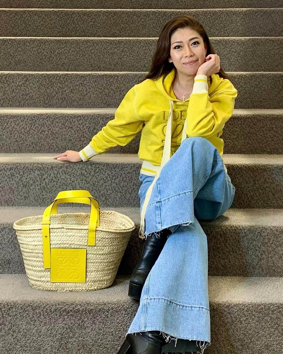 Taki Tanakaのインスタグラム：「#SisterhoodIsPowerful #SisterhoodIsForever  今日3/8は#国際女性デー  女性を記念する日。  東京から帰ってバタバタと忙しかったからミモザは買えませんでしたが、すべての女性をリスペクトする思いを込めて、ミモザカラーの服を着て。  #hoodie #pants #bag #LOEWE #outfitoftheday #ootd #outfit  これからも女性の幸せを願って 心寄り添って、ファッションを通じて さまざまな発信をしていきたい。 #IAmAWoman  【お知らせ】 コロナ禍で去年の12月から延期していた 女性を応援するファッションチャリティイベント @izapinkchristmas2020 を4/27に開催いたします。 近日中に正式に情報公開するのでよろしくお願い申し上げます。 @joicfp  @evaanimal  @iza_official   #IWD #InternationalWomensDay  #izastagram」